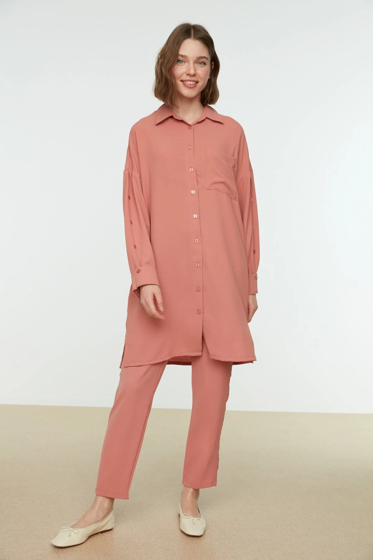 Bild von Trendyol Modest Puderfarbener Gewebter Hemd-hosen-anzug Mit Knopfdetail Und Ärmeln für Damen - 38