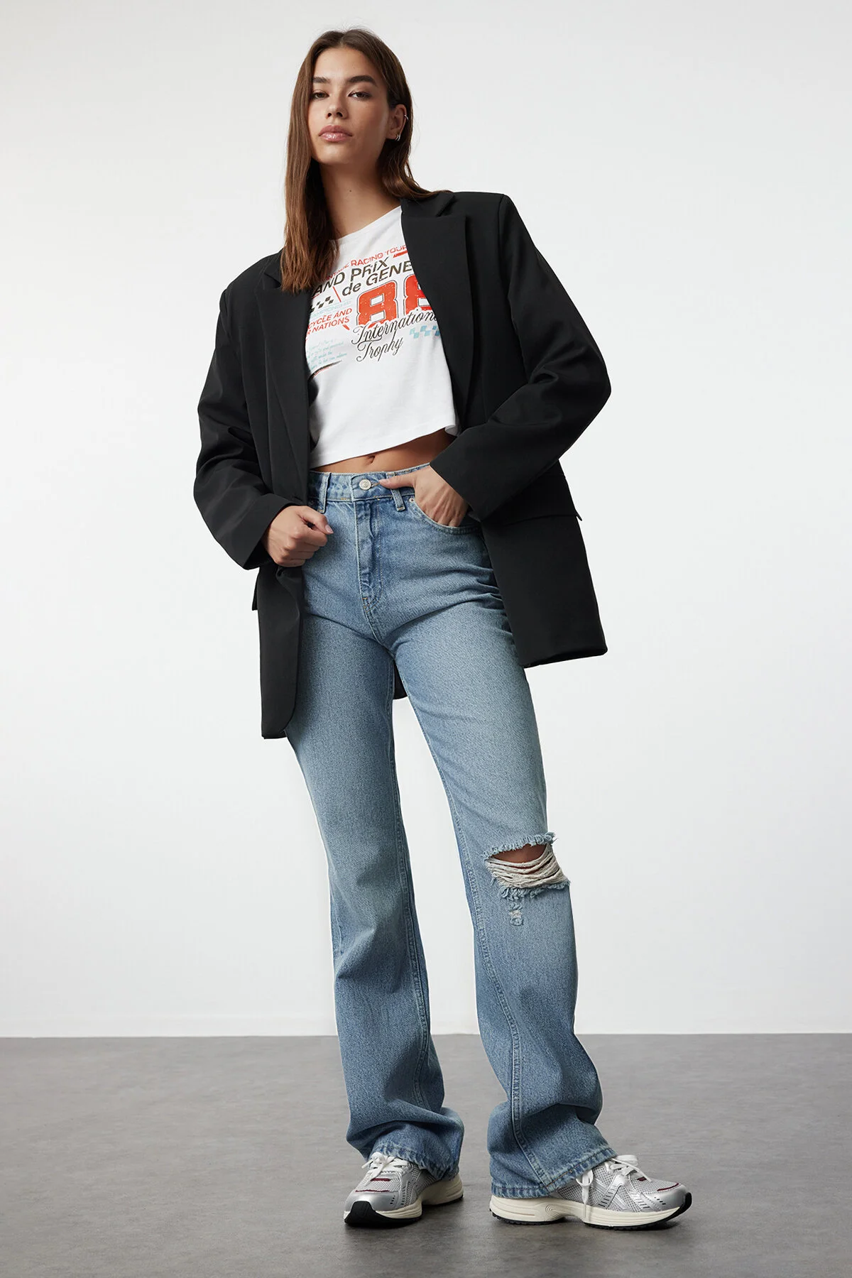 Bild von Trendyol Collection Blaue Schlagjeans Mit Zerrissenem Detail Und Hoher Taille für Damen - 34