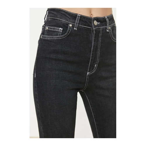 Bild von Trendyol Collection Schwarze, Kontrastierende, Ausgestellte Jeans Mit Hoher Taille für Damen
