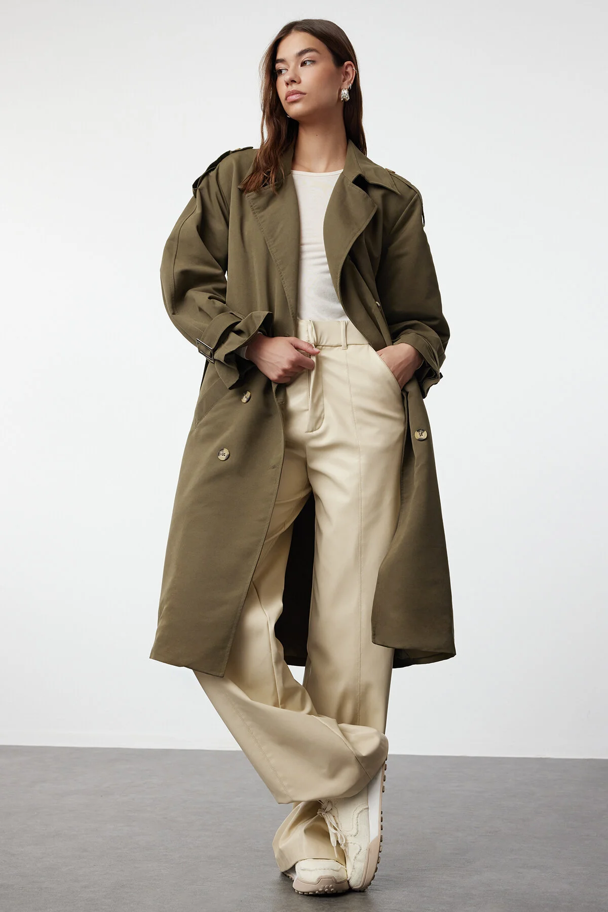 Bild von Trendyol Collection Khakifarbener Windjacke Mit Gürtel, Detaillierter, Wasserabweisender Langer Trenchcoat für Damen - 36
