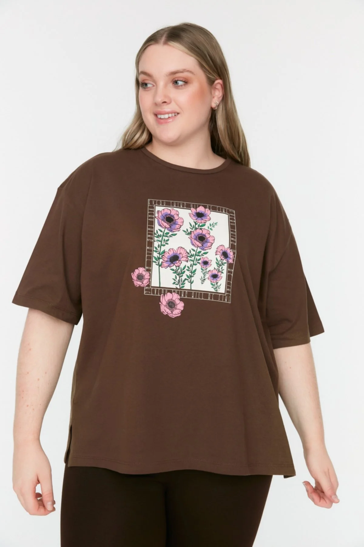 Bild von Trendyol Curve Braun Bedrucktes Strick-t-shirt für Damen - 3XL