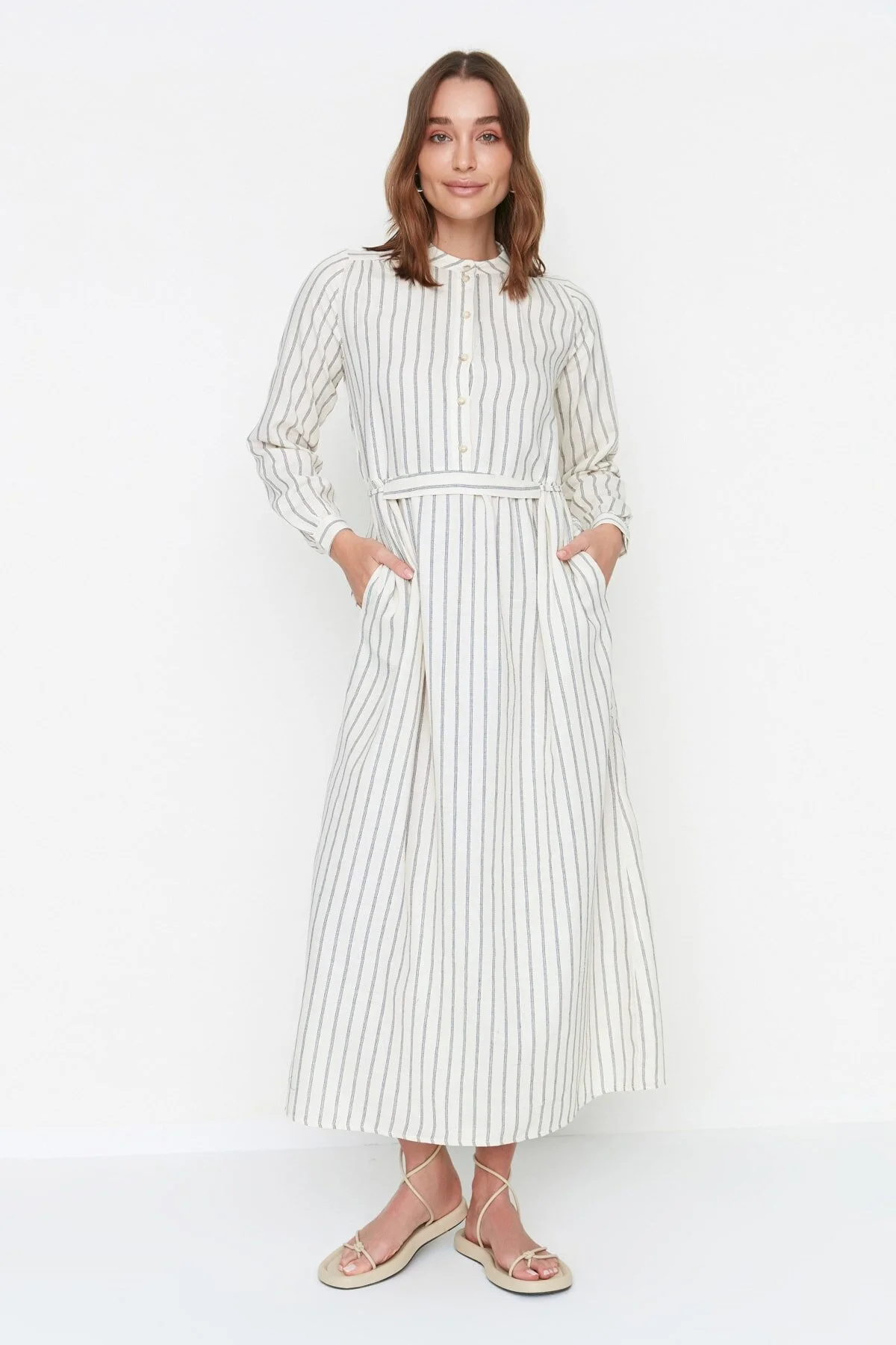Bild von Trendyol Modest Ecrufarbenes, Gewebtes Kleid Mit Streifendetail Und Taillengürtel für Damen - 38