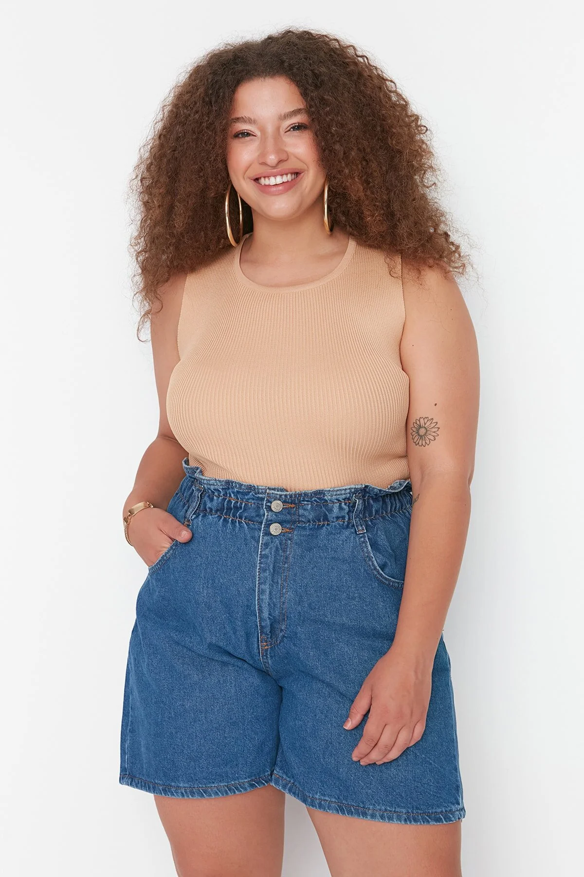 Bild von Trendyol Curve Blaue Denim-shorts Mit Hoher Taille, Elastischem Bund Und Knöpfen Vorne Und Weitem Schnitt für Damen - 50