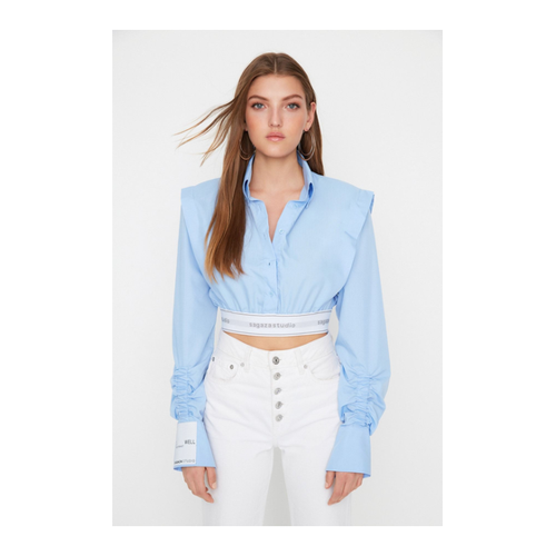Bild von Trendyol Collection X Sagaza Studio - Hellblaues, Bauchfreies Popeline-Hemd für Damen