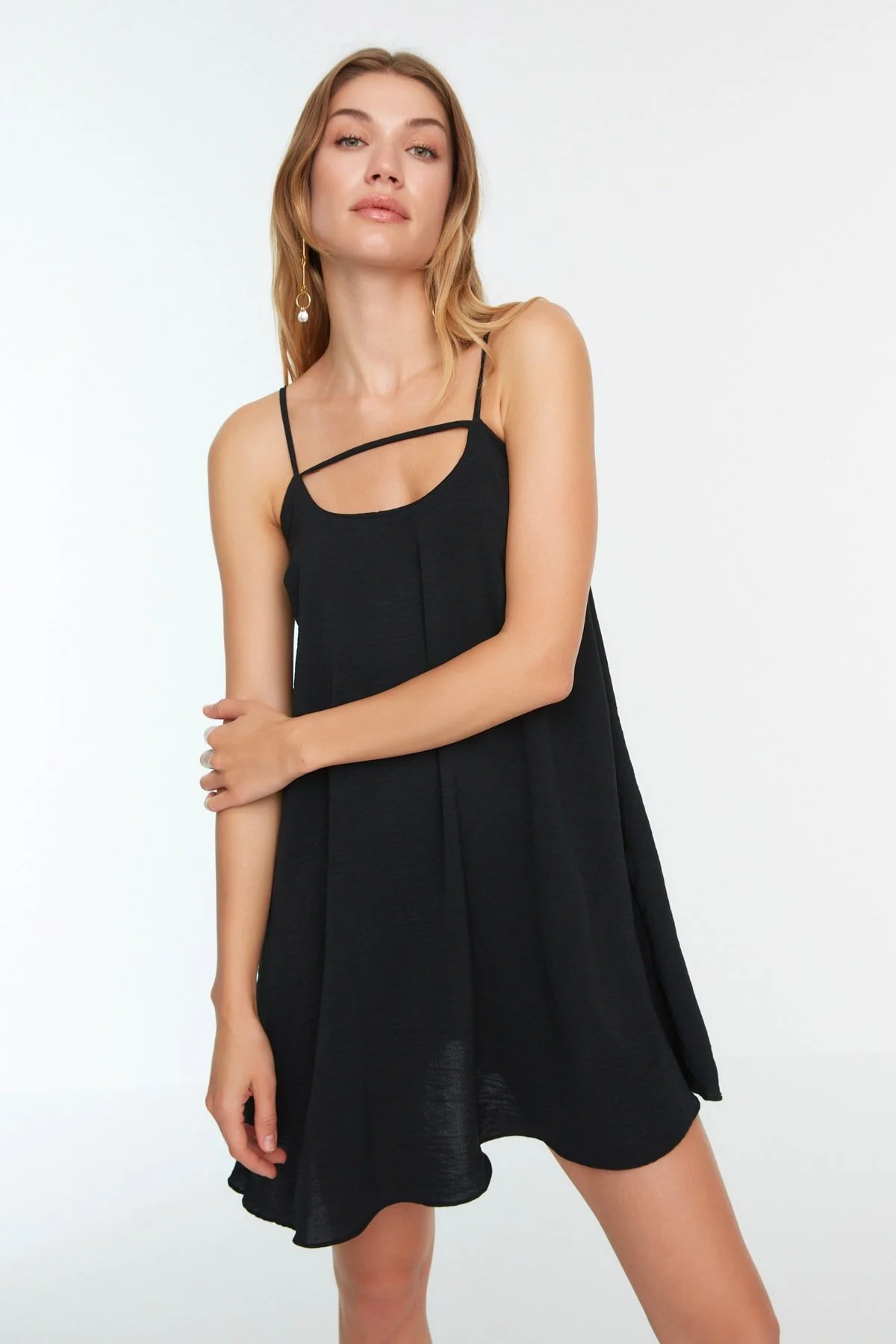 Bild von Trendyol Collection Schwarzes, Locker Geschnittenes, Detailliertes Mini-webkleid Mit Hängendem Ausschnitt für Damen - 34