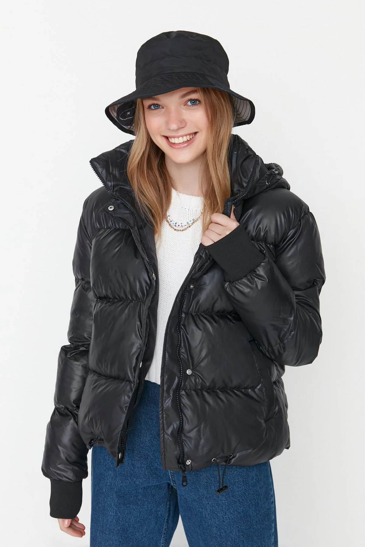 Bild von Trendyol Collection Schwarze, Übergroße Pufferjacke Mit Kapuze für Damen - XS