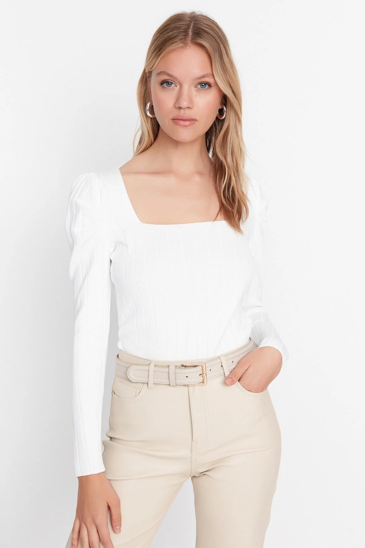 Bild von Trendyol Collection Ecrufarbener Strickpullover Mit Gerafftem Quadratischem Kragen für Damen - L