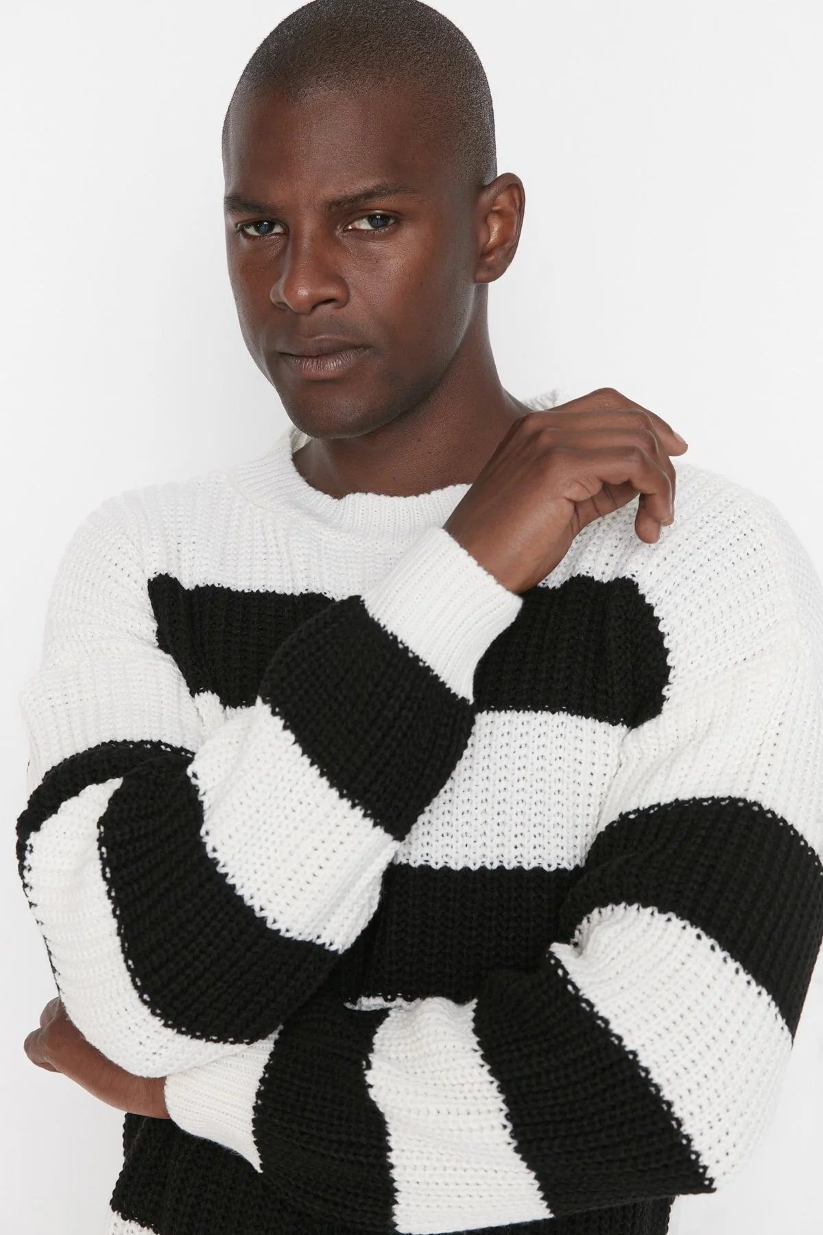Bild von Trendyol Collection Übergroßer Strickpullover Mit Rundhalsausschnitt Und Schwarzen Streifen - für Herren - L