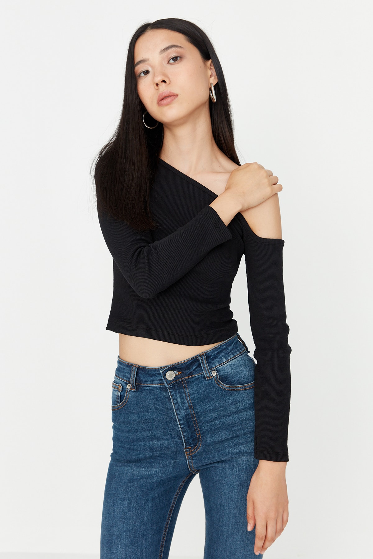 Bild von Trendyol Collection Schwarze, Taillierte, Schulterfreie, Gerippte Strickbluse Mit Asymmetrischem Ausschnitt für Damen - M