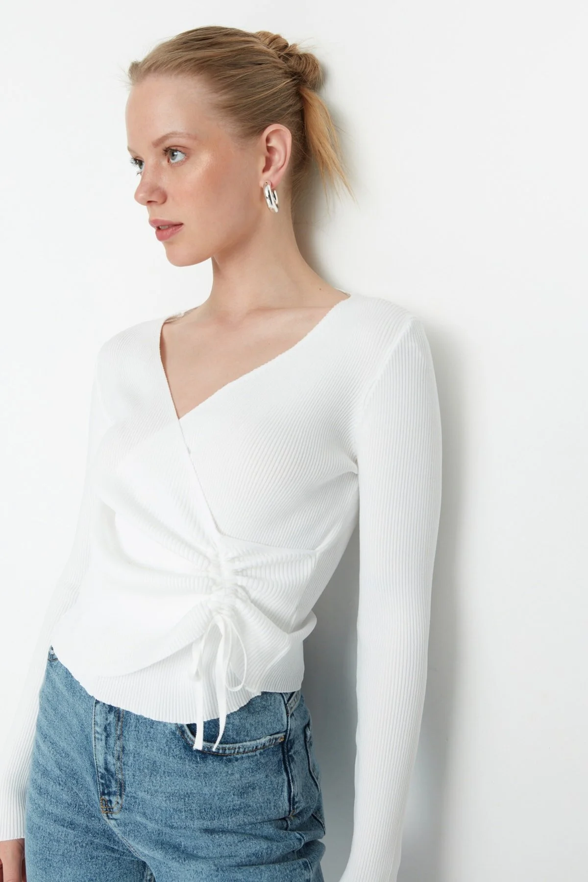Bild von Trendyol Collection Zweireihiger Strickpullover In Ecru Raffung Im Detail für Damen - M