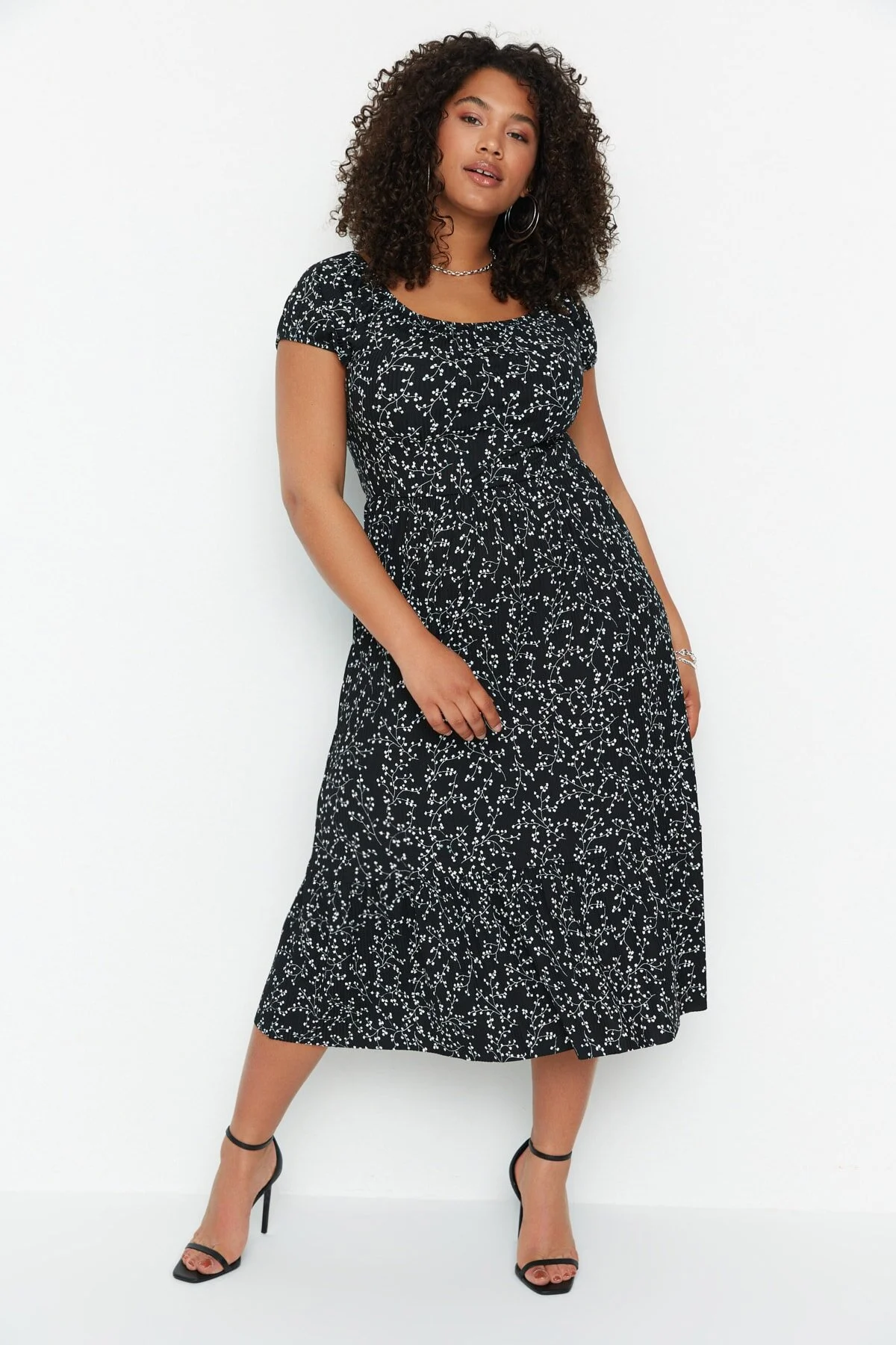 Bild von Trendyol Curve Schwarzes, Bodenlanges, Gestricktes Kleid In A-linie Mit Blumendruck In Übergröße für Damen - 2XL