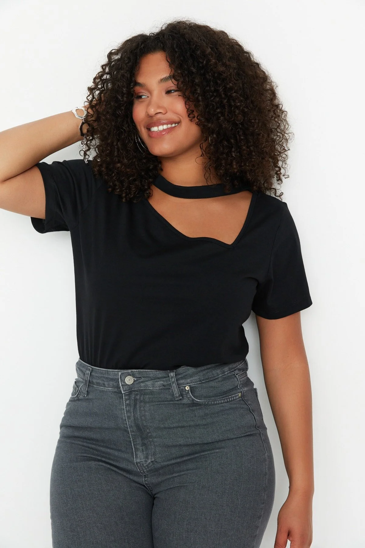 Bild von Trendyol Curve Schwarzes T-shirt Mit Cut-out-details Aus 100 % Baumwolle – für Damen - 5XL