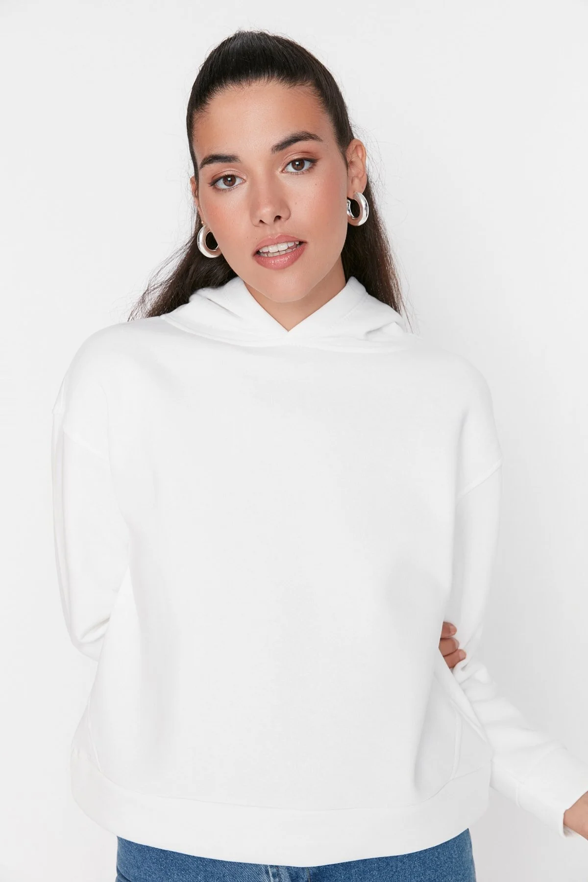 Bild von Trendyol Collection Weißes Basic-sweatshirt Mit Kapuze Und Dicker Fleece-innenseite In Normaler/normaler Passform für Damen - XS