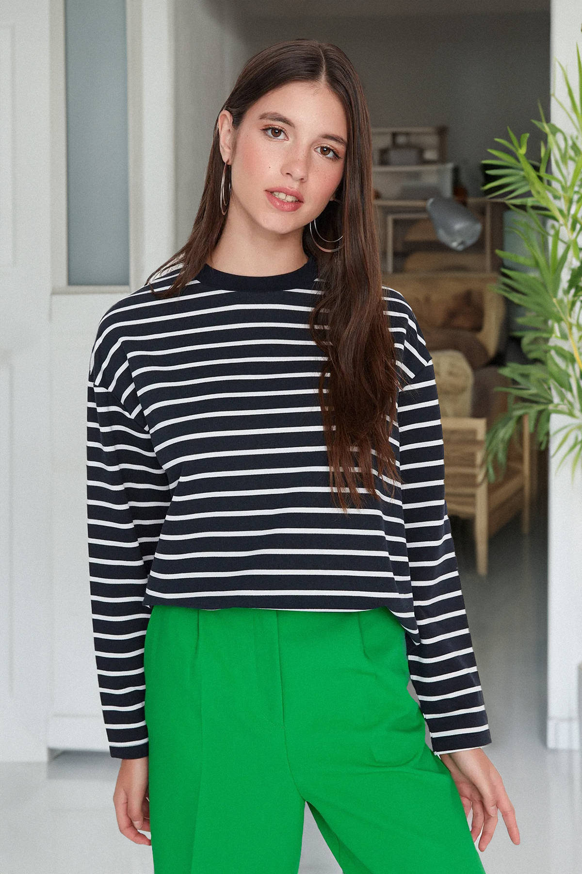 Bild von Trendyol Collection Marineblau Gestreiftes Oversize/weit Geschnittenes Rundhals-sweatshirt Aus Dünnem Strick für Damen - L