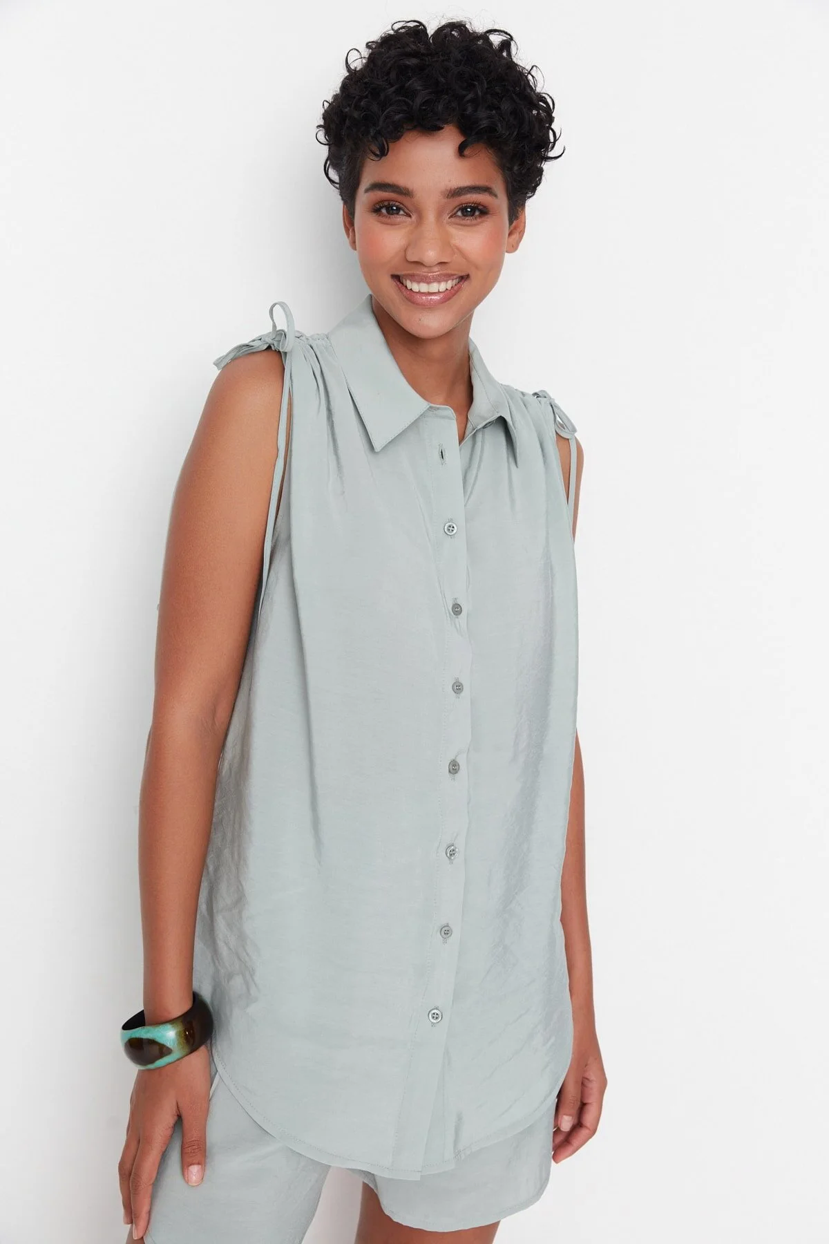 Bild von Trendyol Collection Mintgrünes Ärmelloses Hemd für Damen - 38