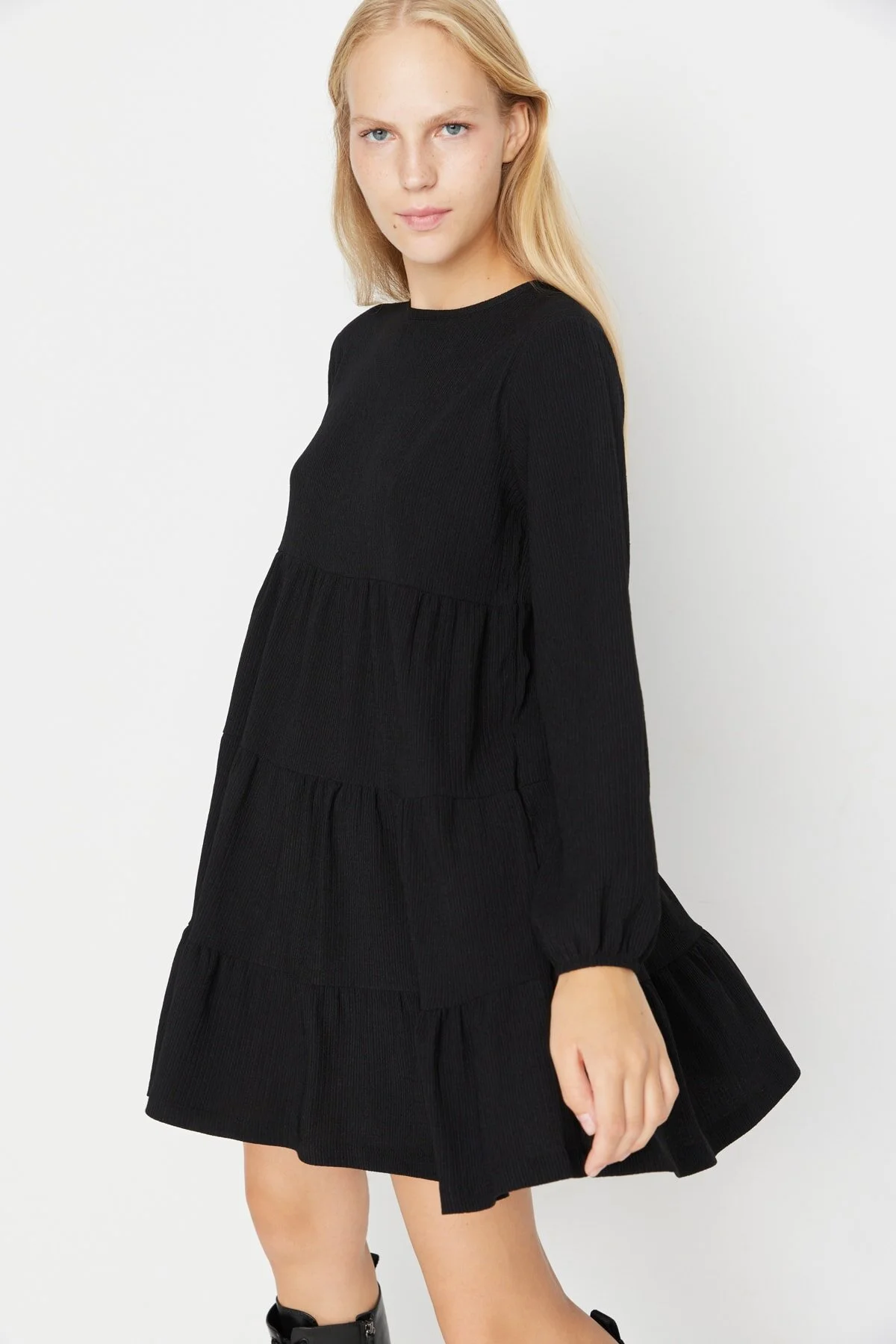 Bild von Trendyol Collection Schwarzes Volant-skater-/taillenwickel-/strukturiertes Mini-strickkleid für Damen - XS