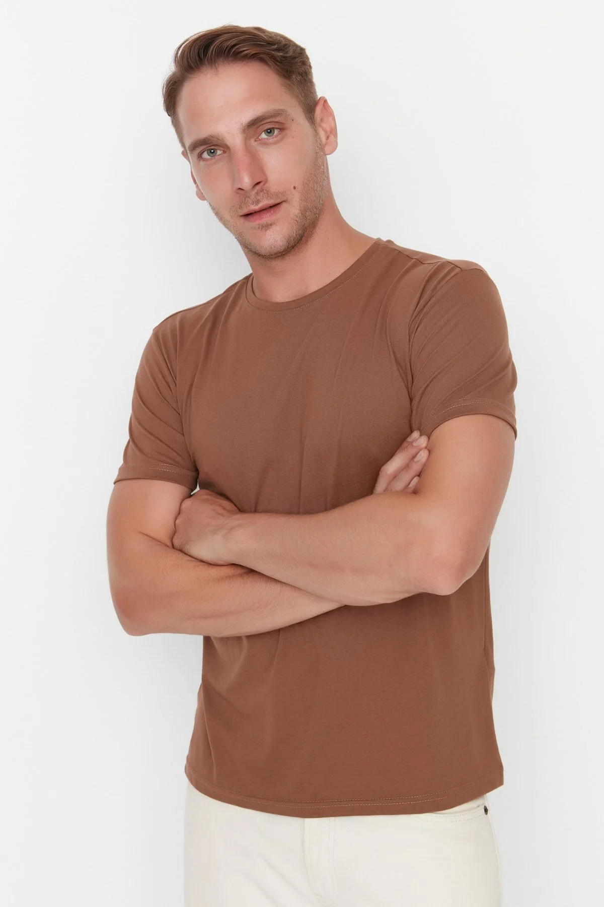 Bild von Trendyol Collection Braunes T-shirt Mit Rundhalsausschnitt Und Kurzen Ärmeln – Regular Fit für Herren - M
