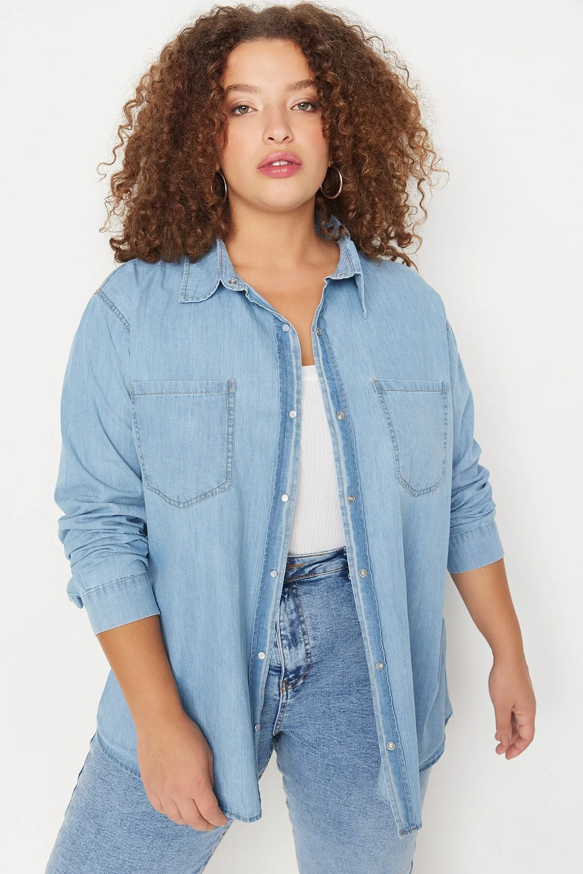 Bild von Trendyol Curve Hellblaues Jeanshemd für Damen - 50