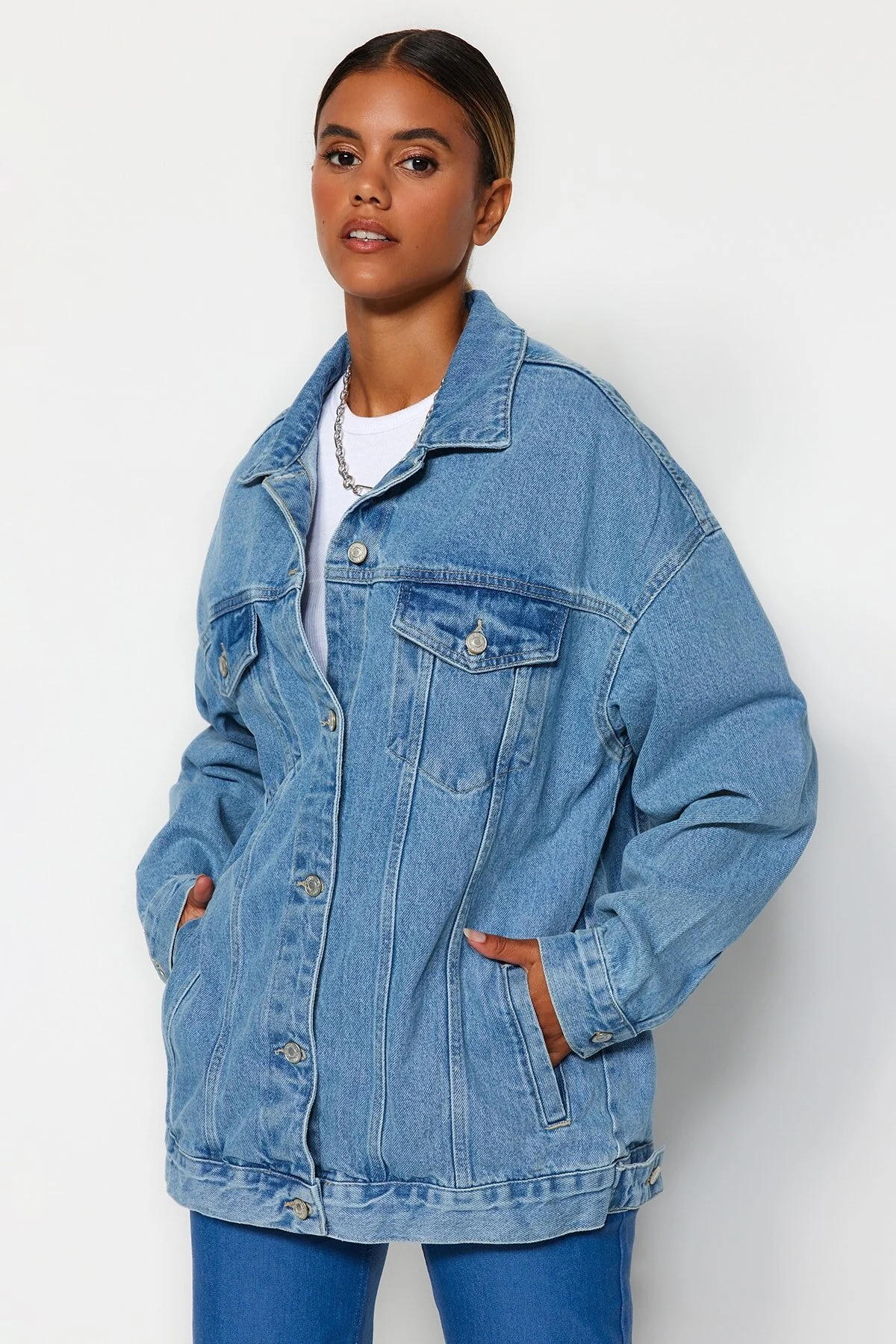 Bild von Trendyol Collection Blaue Oversize-trucker-jeansjacke für Damen - M