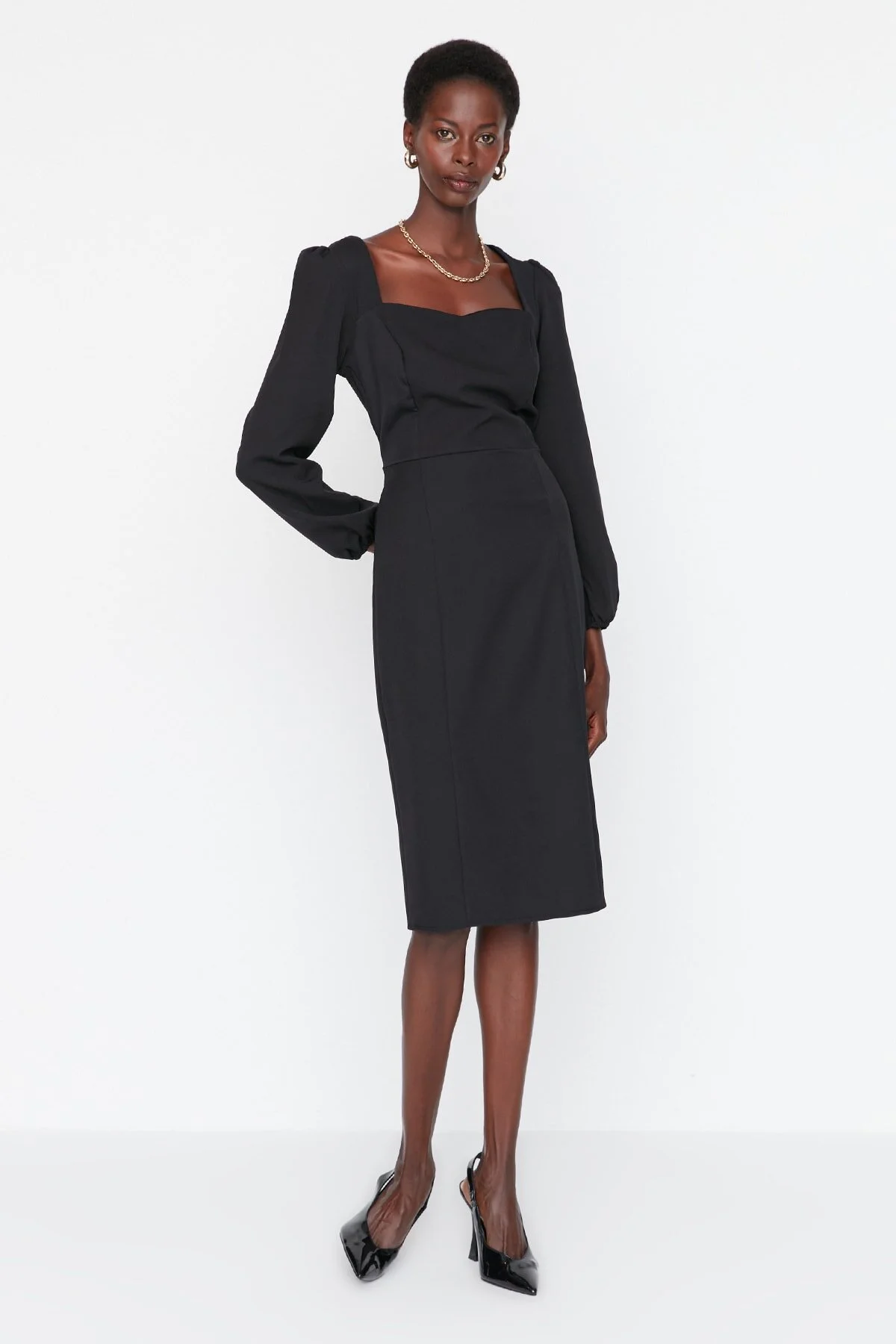 Bild von Trendyol Collection Schwarzes Gewebtes Kleid In Midilänge Mit Gürtel, Das Die Körperlinien Betont - für Damen - 40