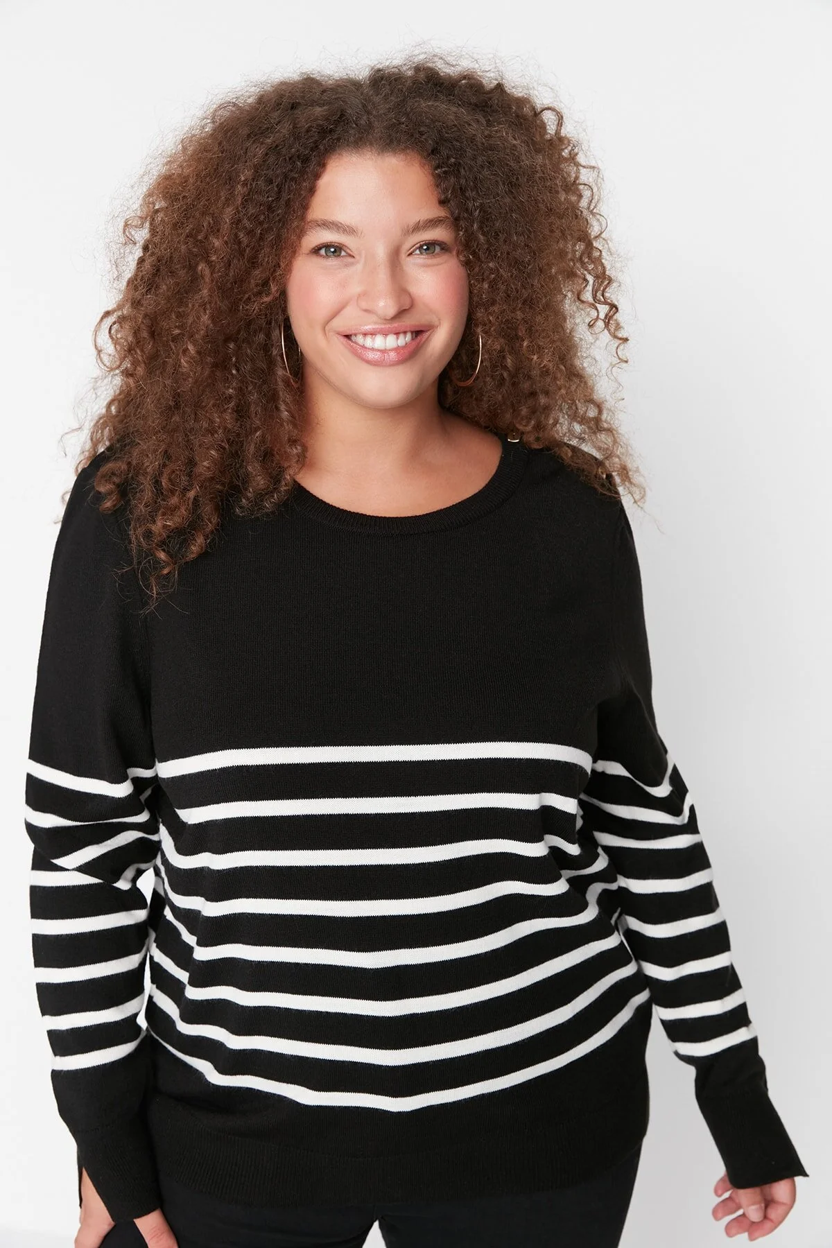 Bild von Trendyol Curve Schwarz Gestreifter Strickpullover Mit Rundhalsausschnitt für Damen - 5XL