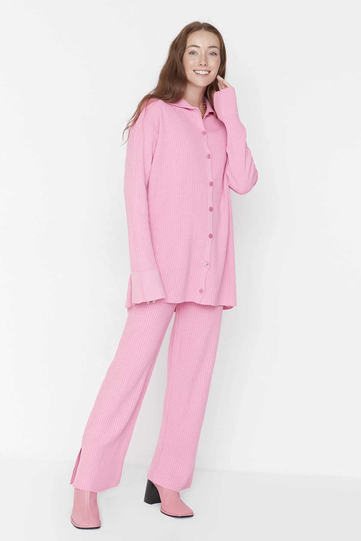 Bild von Trendyol Modest Rosa Strickset Mit Cardigan Und Hose Mit Schlitzdetail für Damen - L