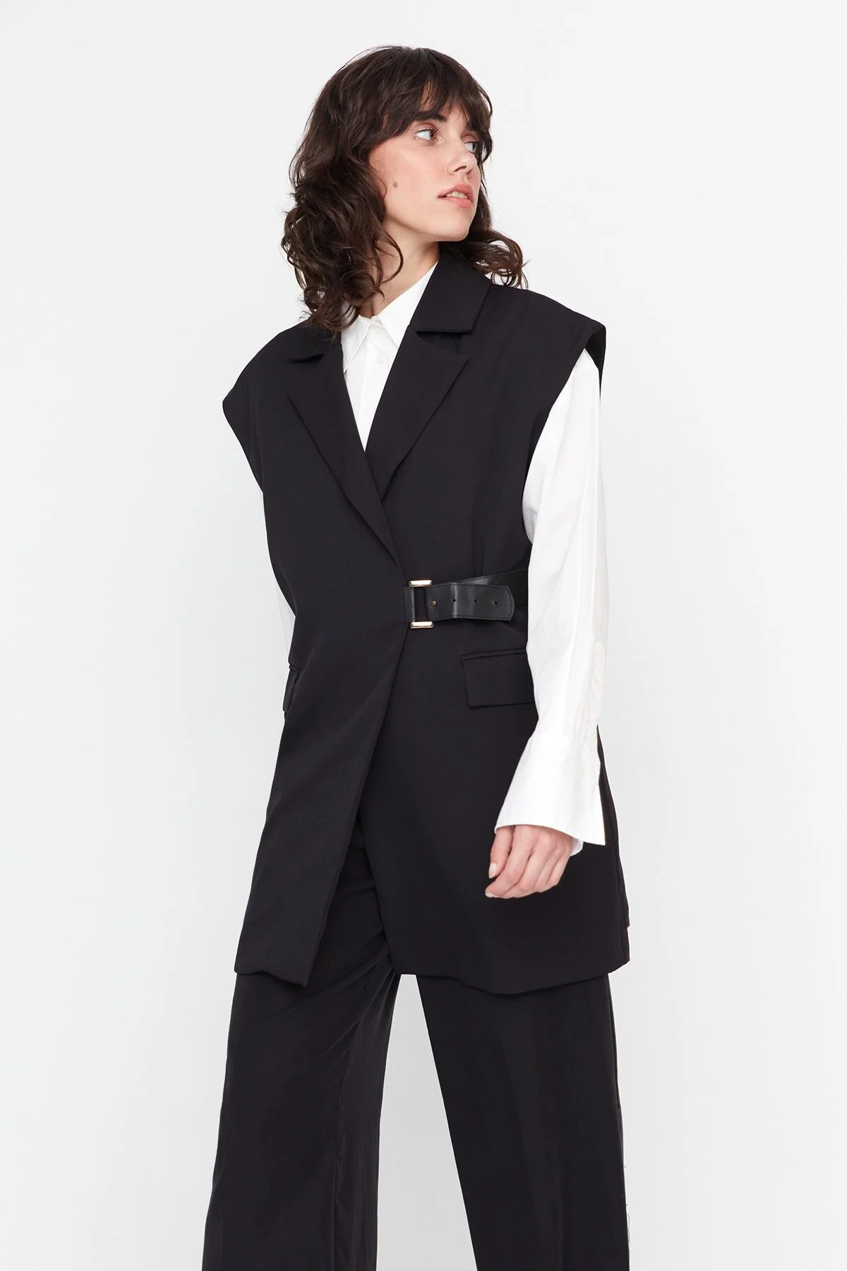 Bild von Trendyol Modest Schwarze Gewebte Weste Mit Halbem Gürtelverschluss Und Taillenbund für Damen - 40