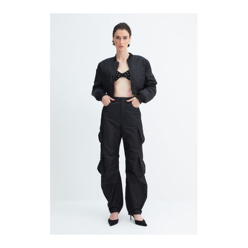 Bild von Trendyol Collection X Zeynep Tosun Schwarz – Elegante Fallschirmhose für Damen