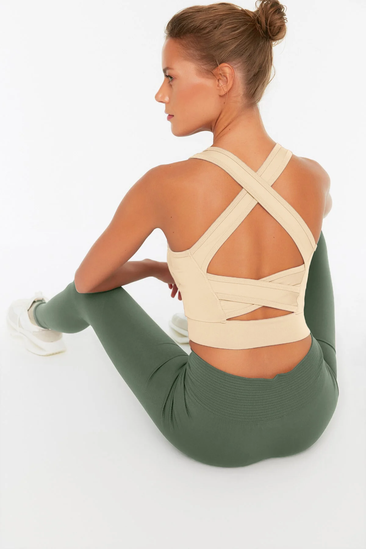 Bild von Trendyol Collection Cremefarbener Gestrickter Sport-bh Mit Stützendem/formendem Rücken Und Quadratischem Kragen für Damen - XS