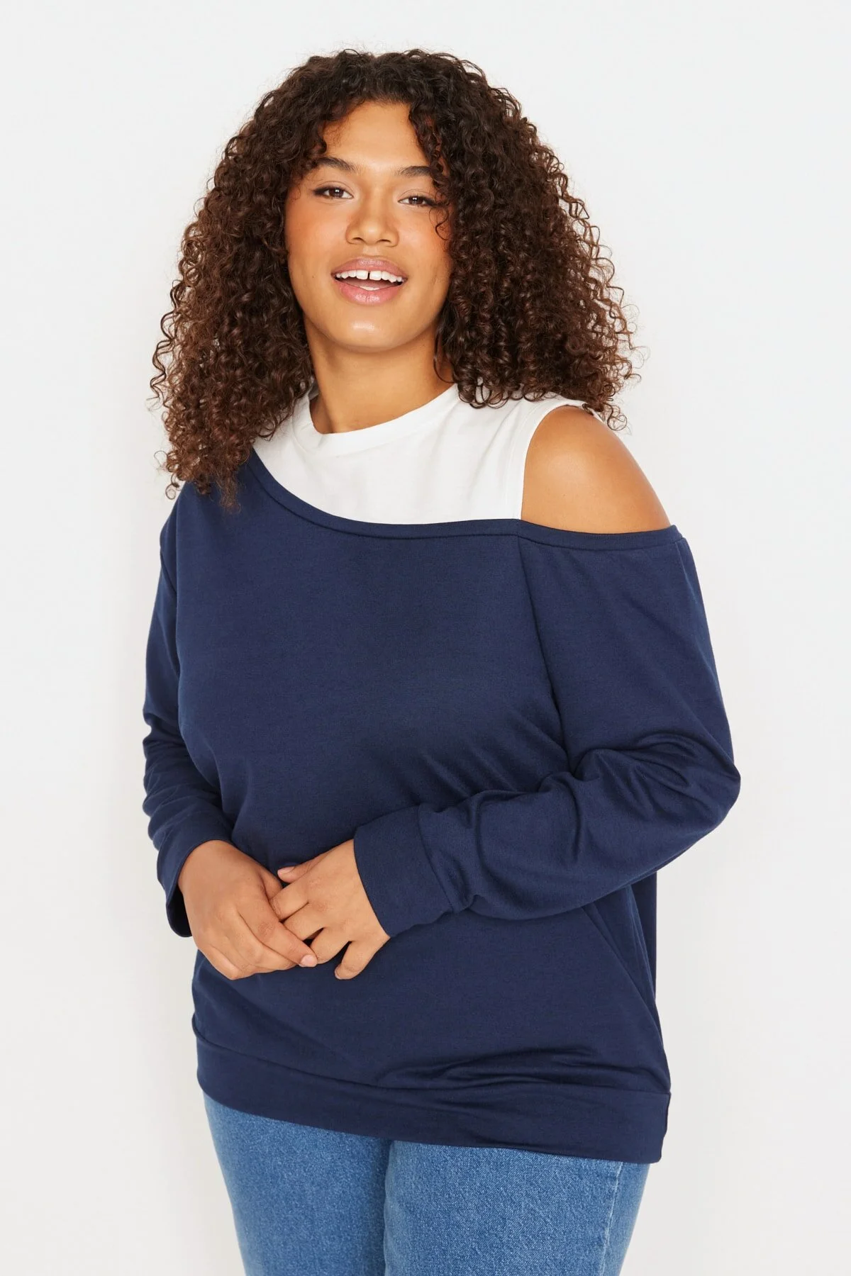Bild von Trendyol Curve Marineblaues, Dünnes Strick-sweatshirt Mit Rundhalsausschnitt Und Schulterdetails für Damen - 5XL