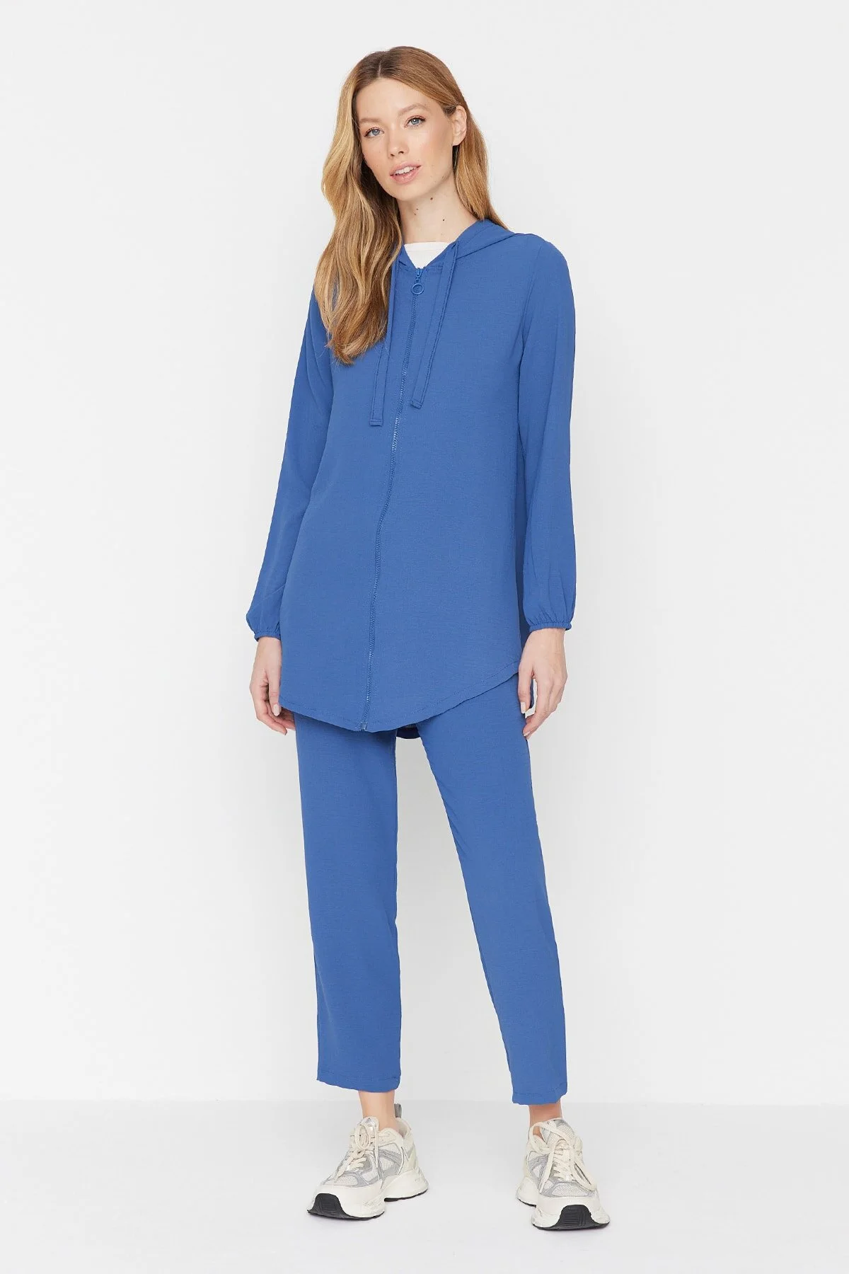 Bild von Trendyol Modest Marineblaues Set Aus Gewebter Strickjacke Und Hose – Kapuze Und Reißverschluss für Damen - 42