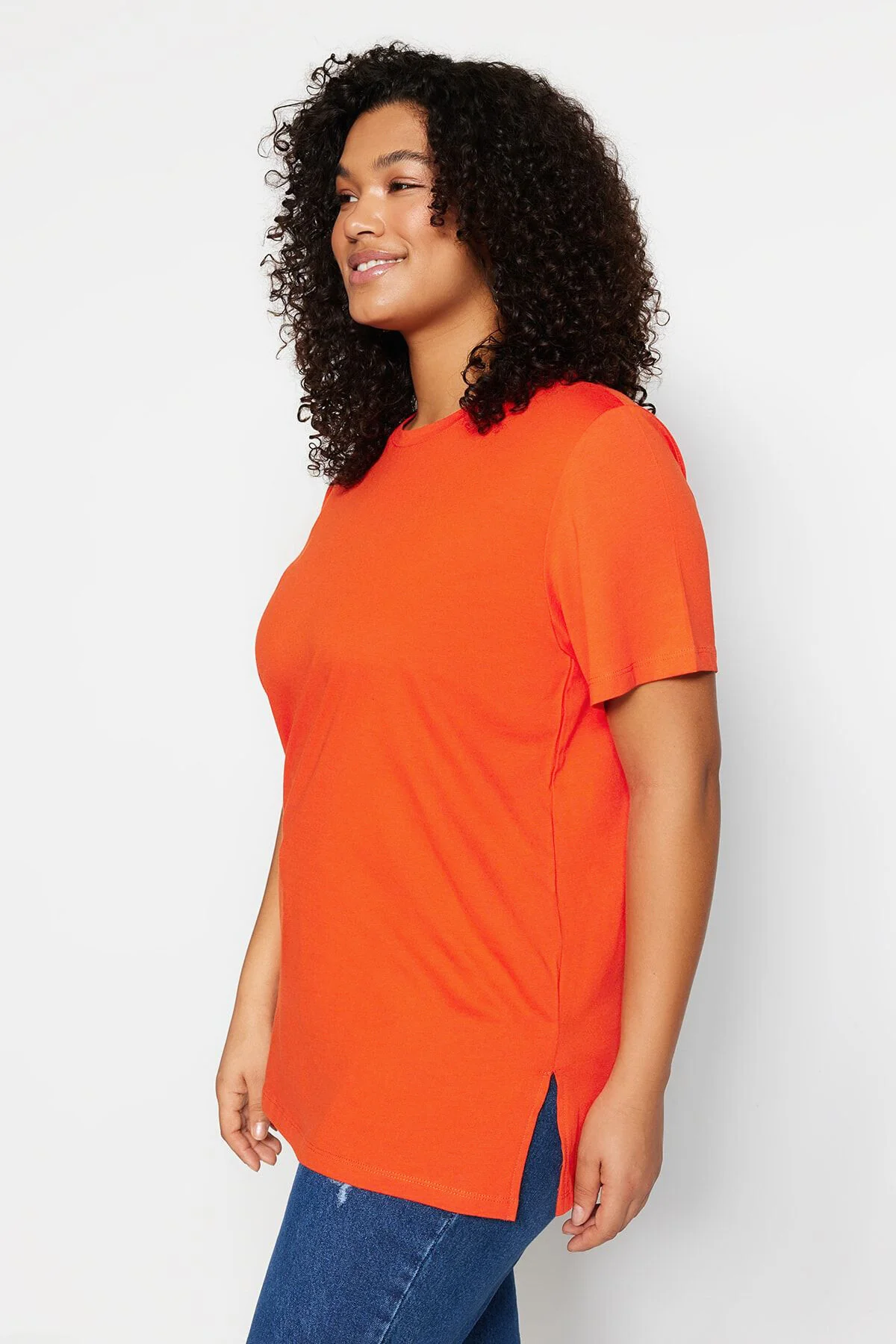 Bild von Trendyol Curve Rotes Boyfriend-t-shirt Mit Rundhalsausschnitt, 100 % Baumwolle, Schlitz für Damen - 5XL