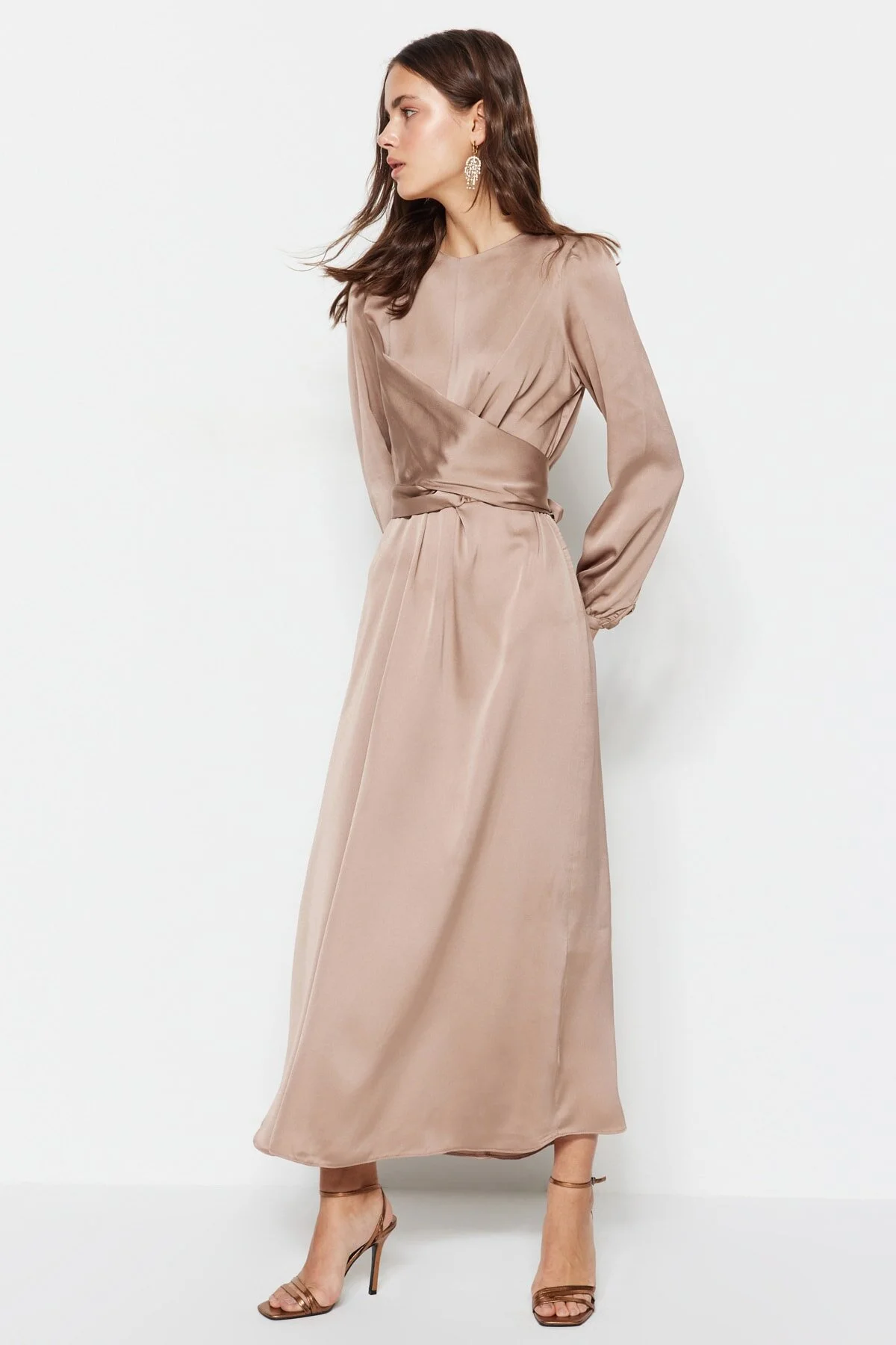 Bild von Trendyol Modest Beigefarbenes Satin-abendkleid Mit Überkreuzten Bindedetails für Damen - 38
