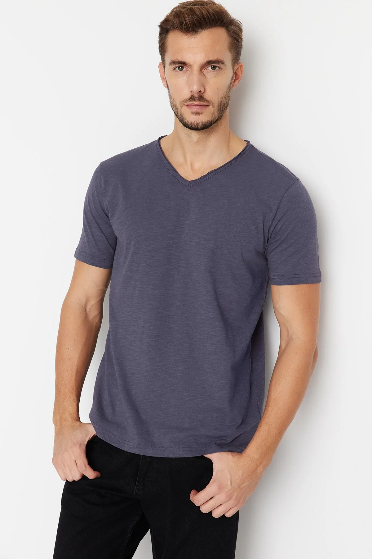 Bild von Trendyol Collection Anthrazitfarbenes T-shirt Aus Single-jersey Mit V-ausschnitt Und Ausgestelltem Bein – 100 % Baumwolle, Normale Passform für Herren - 2XL