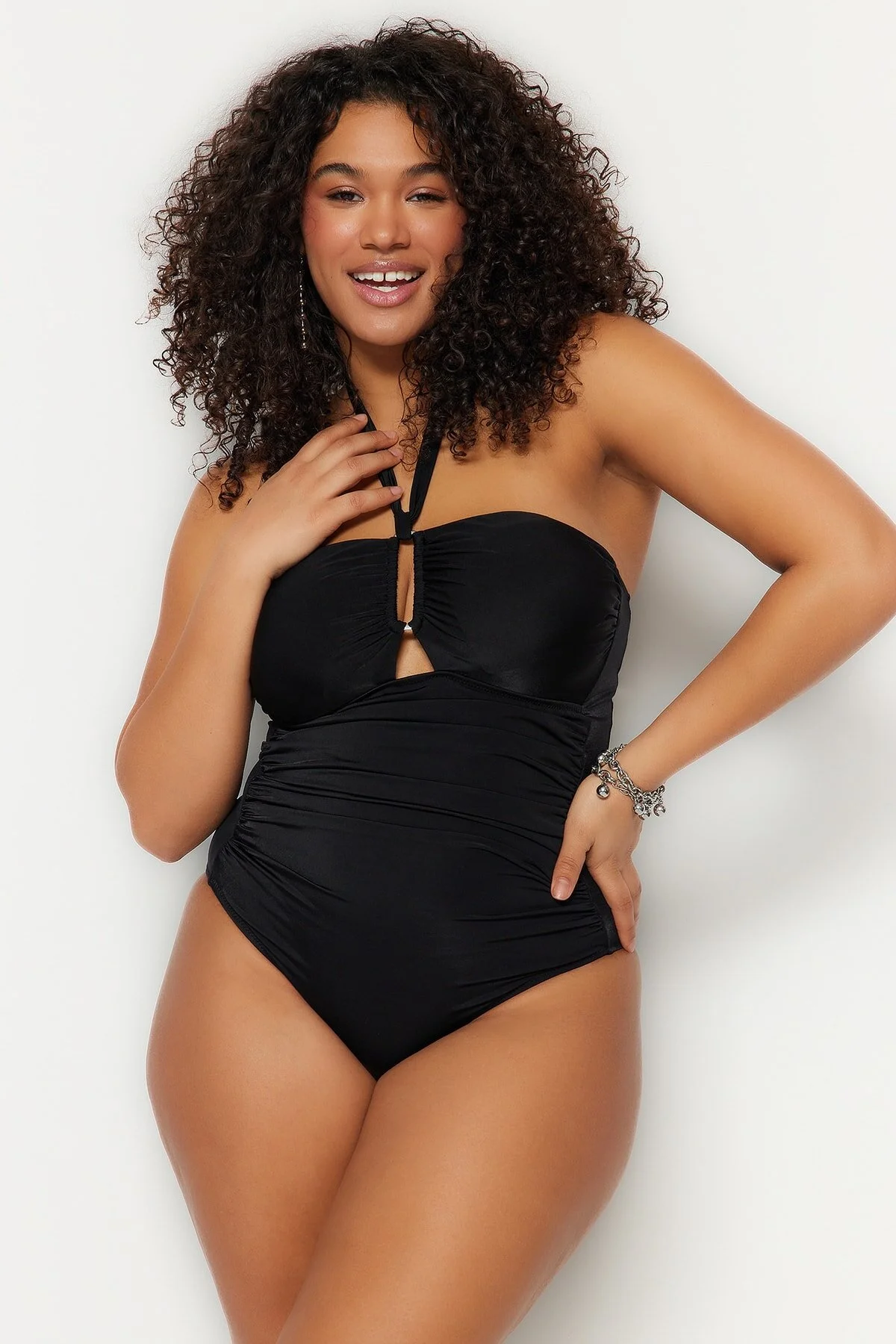 Bild von Trendyol Curve Schwarzer Neckholder-badeanzug In Übergröße Mit Accessoire-detail für Damen - 42