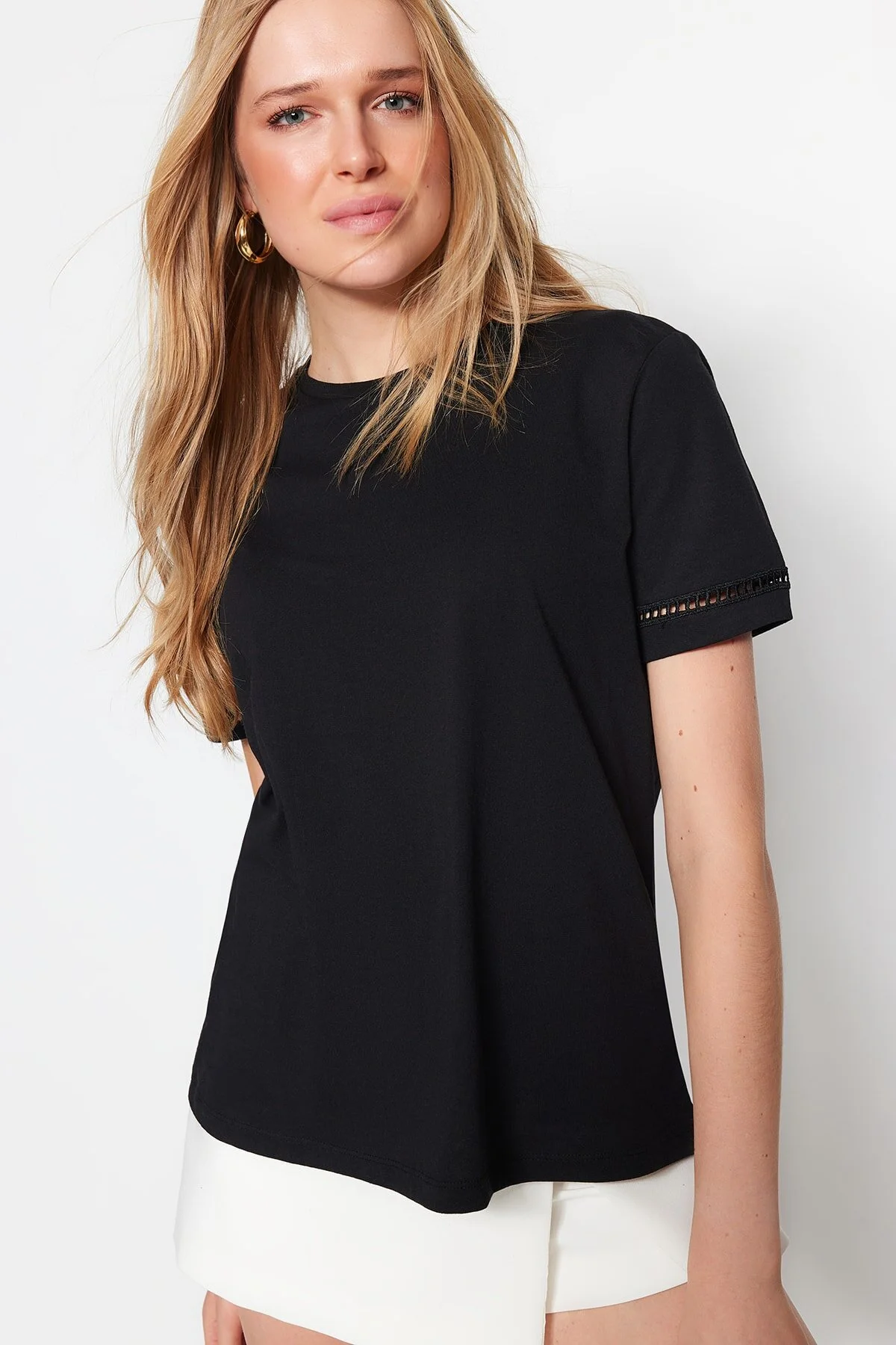 Bild von Trendyol Collection Schwarzes Basic-strick-t-shirt Aus 100 % Baumwolle Mit Rundhalsausschnitt Und Stickerei-detail für Damen - XL