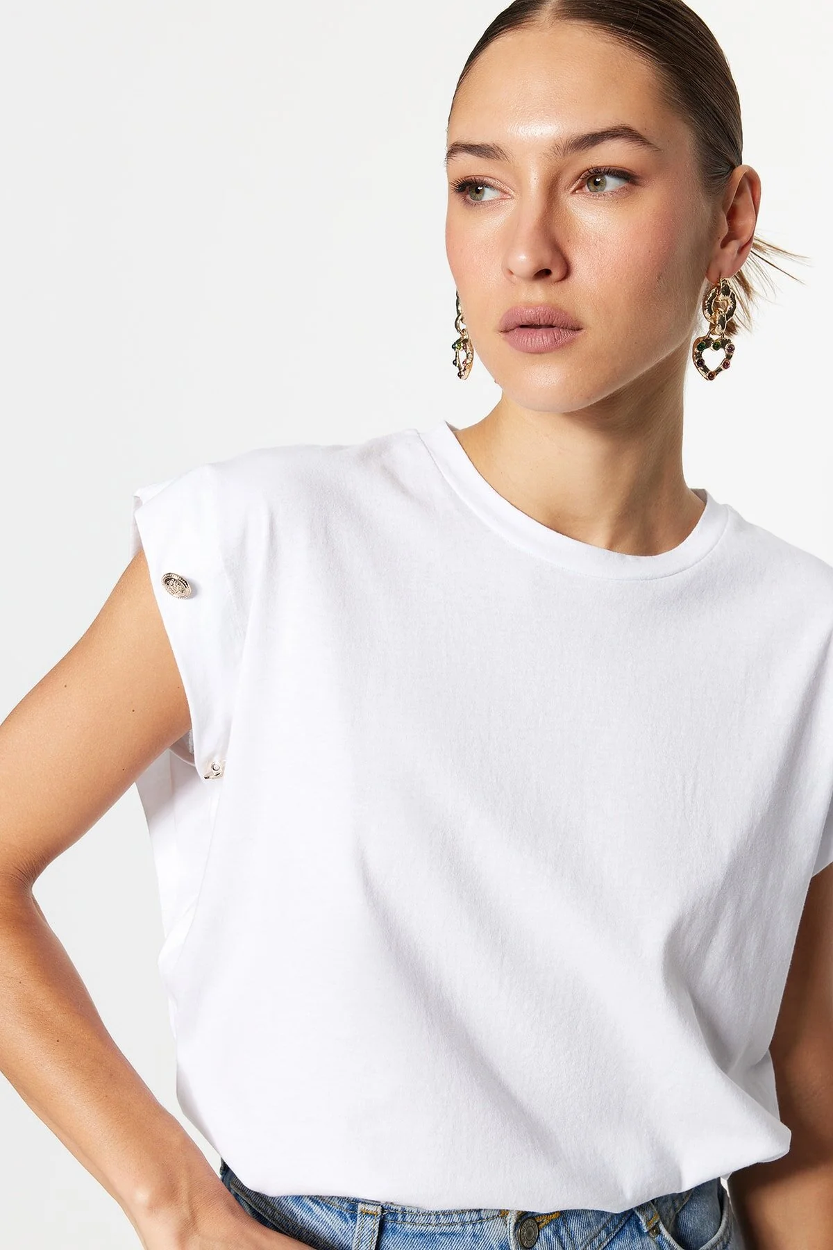 Bild von Trendyol Collection Weißes Basic-strick-t-shirt Mit Rundhalsausschnitt Aus 100 % Baumwolle Mit Knopfleiste Und Wattierter Optik für Damen - M