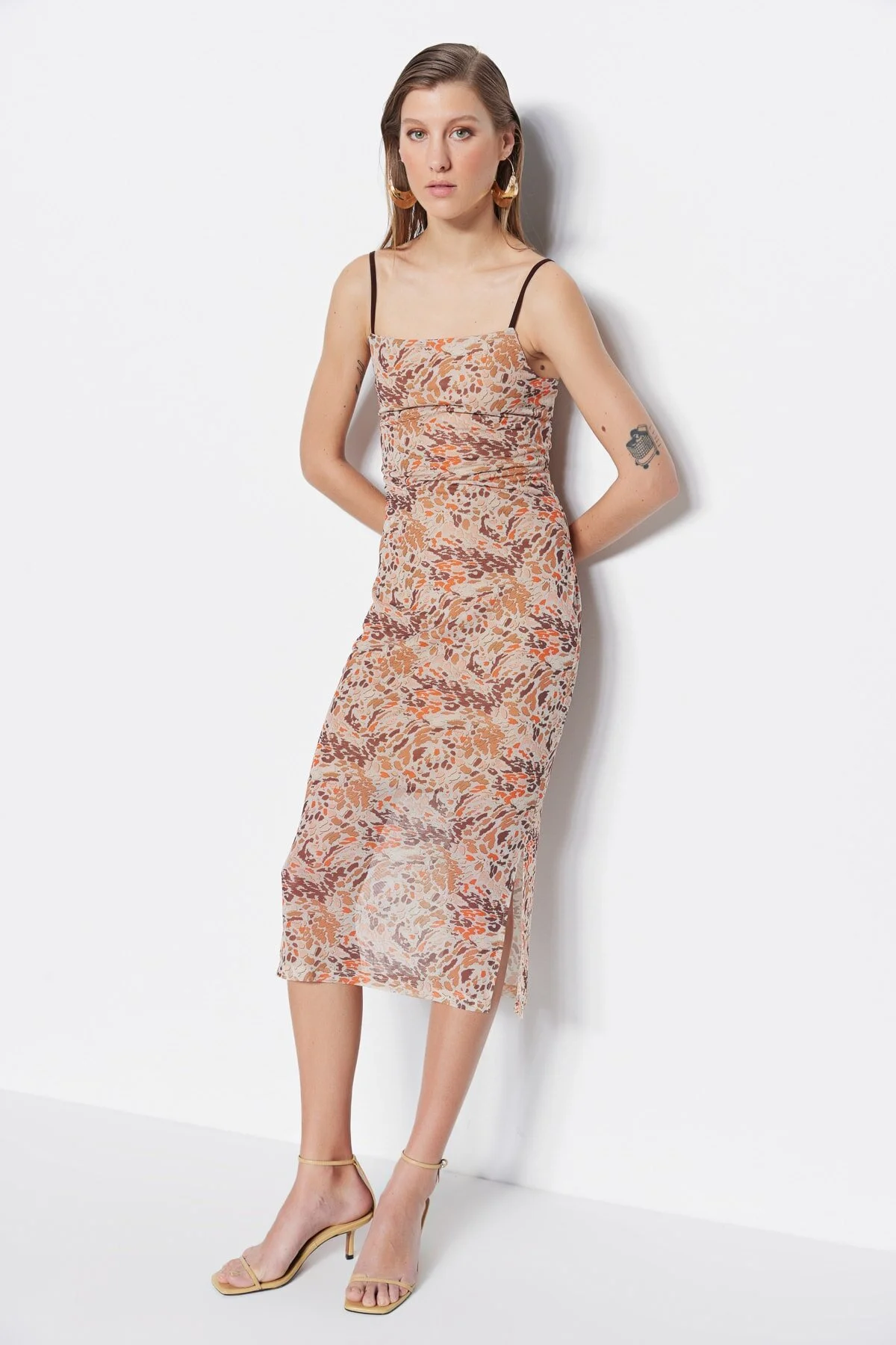 Bild von Trendyol Collection Braunes, Eng Anliegendes, Dehnbares Midi-strickkleid Aus Tüll Mit Quadratischem Ausschnitt Und Trägern für Damen - XL