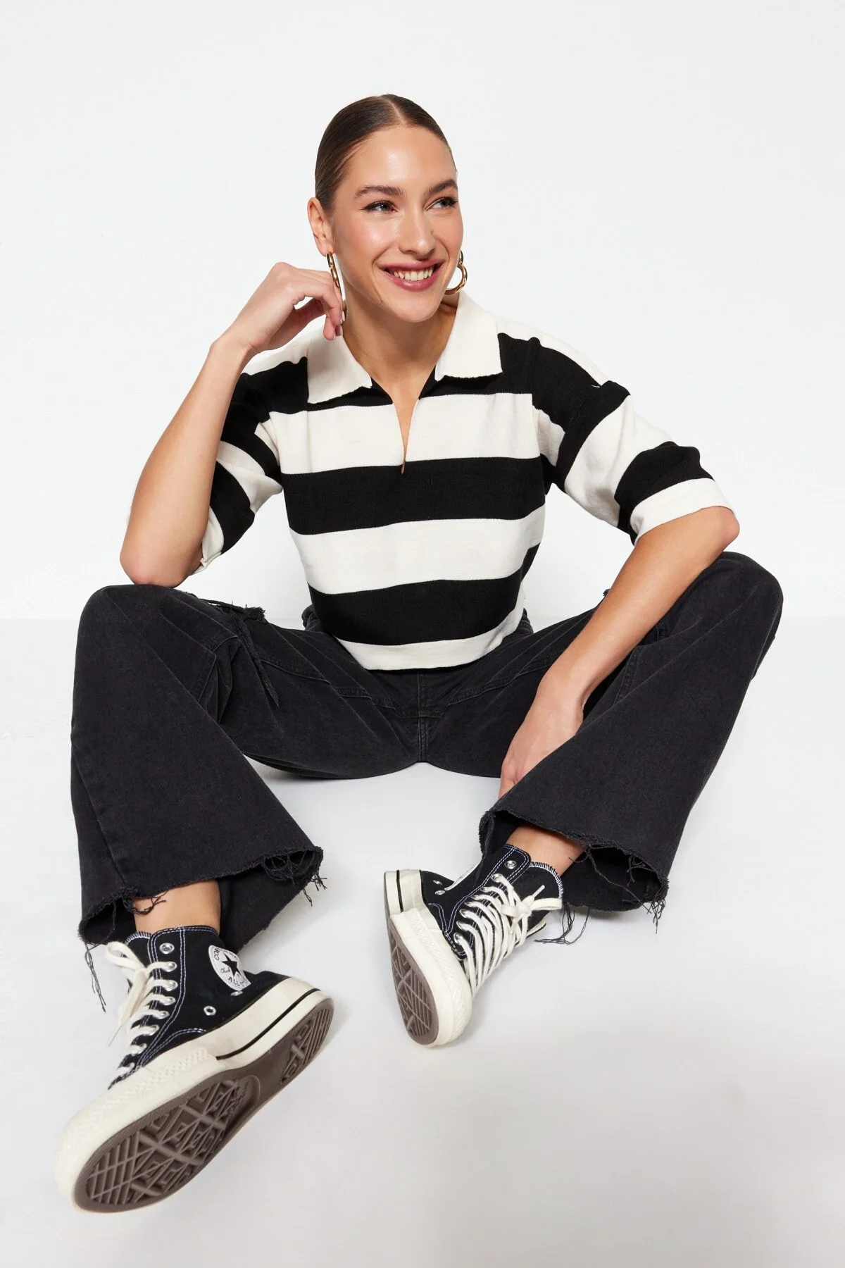 Bild von Trendyol Collection Schwarzer Kurzer Basic-strickpullover Mit Polokragen Und Streifen für Damen - S