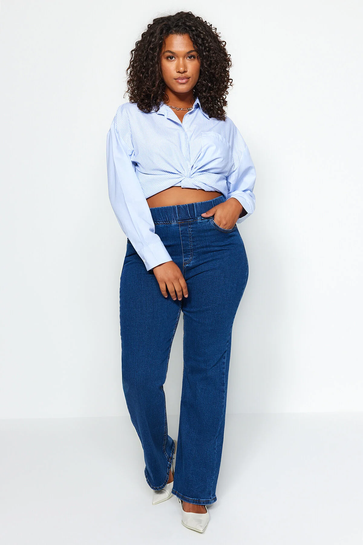 Bild von Trendyol Curve Blaue Jeans Mit Elastischem Bund Und Spanischem Bein für Damen - 52