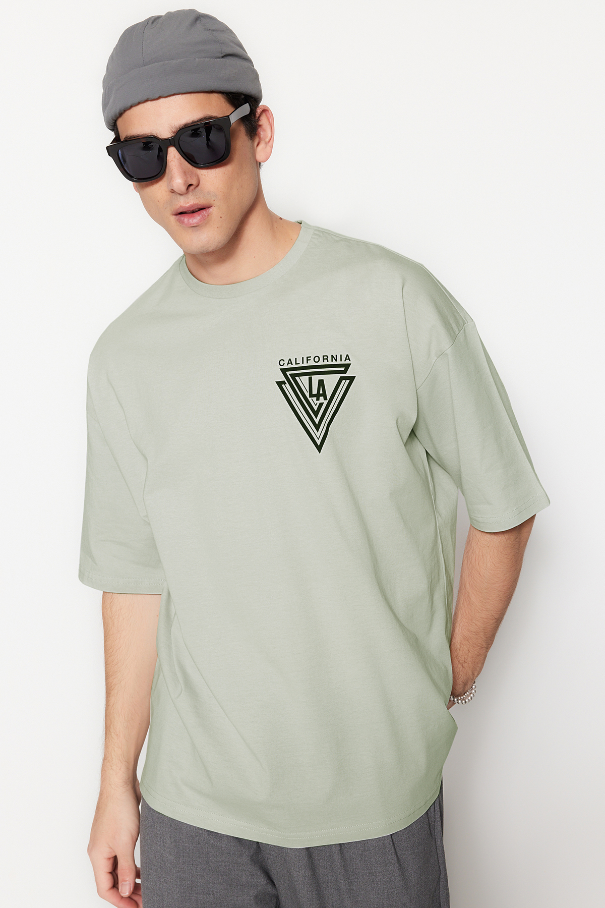 Bild von Trendyol Collection Graues Oversize-t-shirt Mit Stadtaufdruck – 100 % Kurze Ärmel für Herren - M