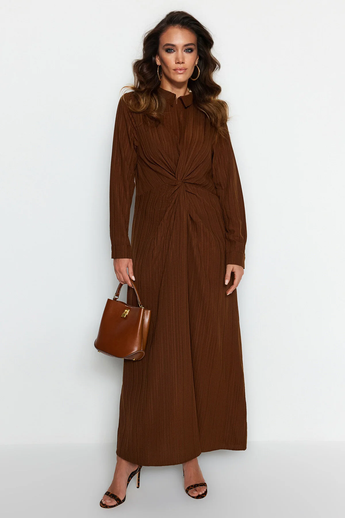 Bild von Trendyol Modest Braunes Gewebtes Kleid Mit Knoten Vorne Und Reißverschlussdetail für Damen - 42