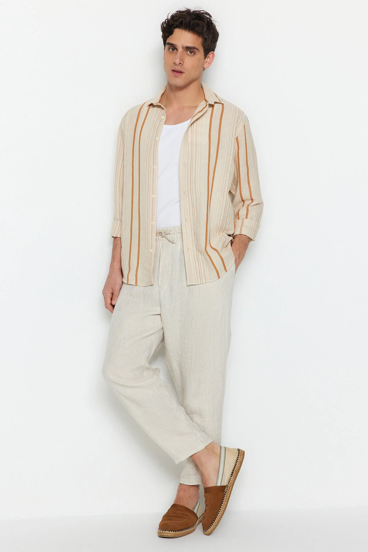 Bild von Trendyol Collection Limitierte Auflage Leinenhemd Mit Normaler Passform Und Streifen In Kamel für Herren - XL