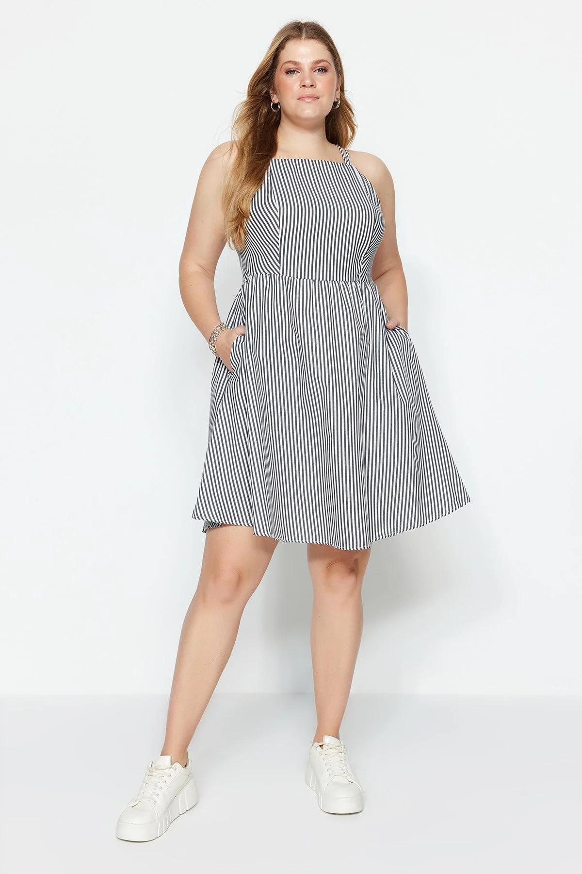 Bild von Trendyol Curve Schwarzes Gestreiftes Webkleid für Damen - 48