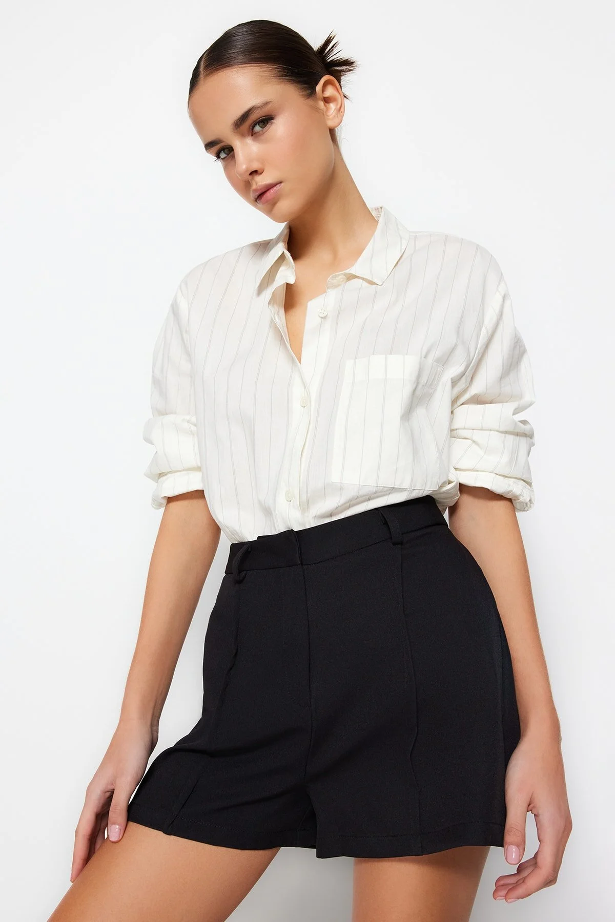 Bild von Trendyol Collection Schwarze Shorts Aus Gewebtem Rippenmuster für Damen - 42