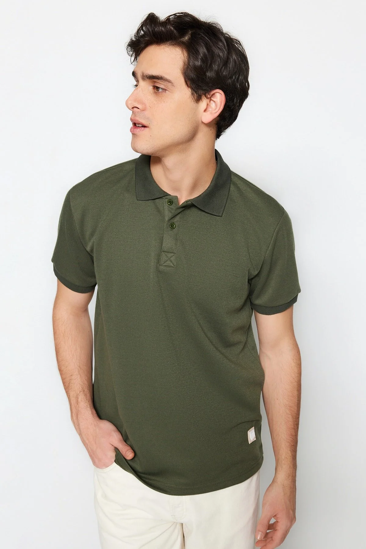Bild von Trendyol Collection Khakifarbenes T-shirt Mit Polokragen In Limitierter Auflage – Normaler Schnitt, Piqué-applikation Tmnss23po00016 für Herren - M