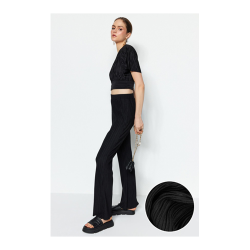 Bild von Trendyol Collection Schwarze, Plissierte Schlaghose - Eleganz und Komfort für Damen