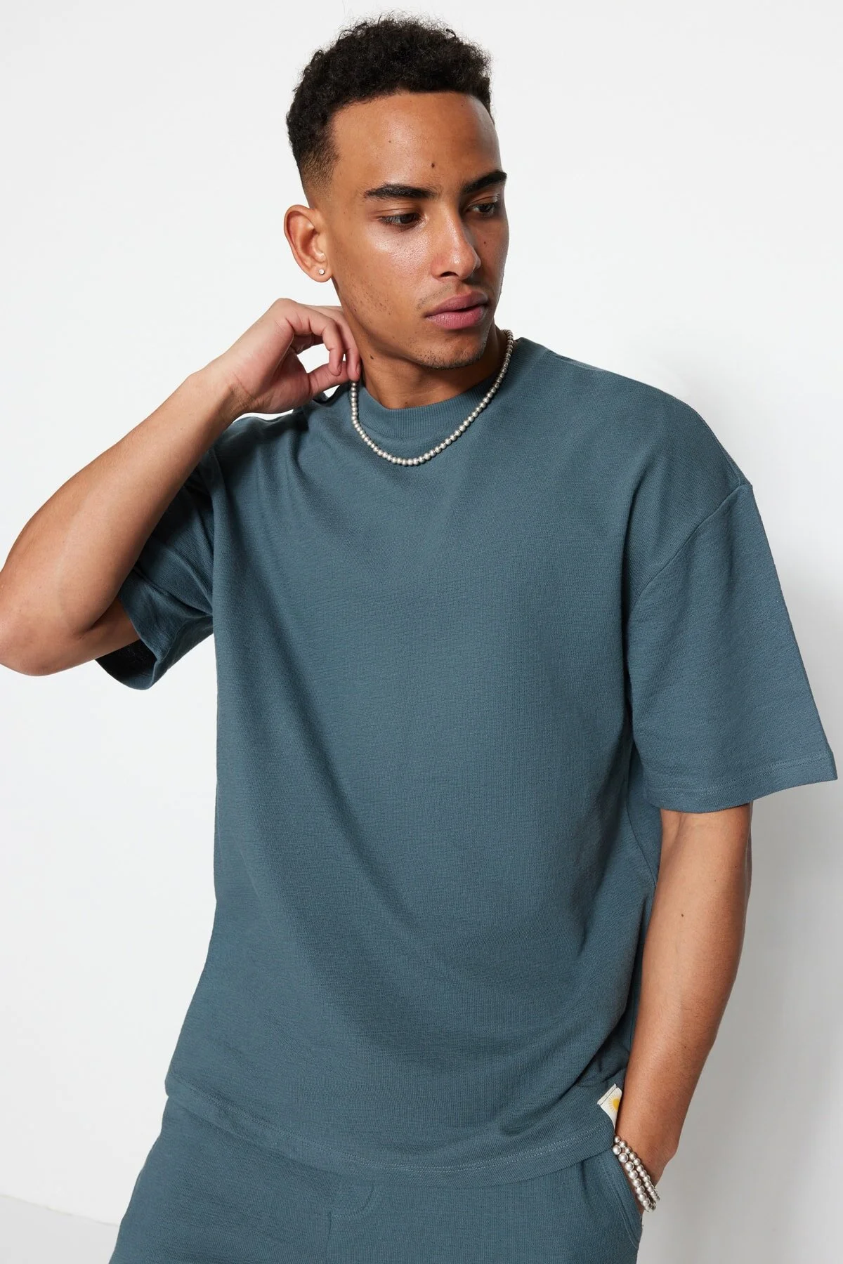 Bild von Trendyol Collection Petrolfarbenes, Übergroßes, Mit Etiketten Besticktes, Strukturiertes T-shirt – für Herren - XS