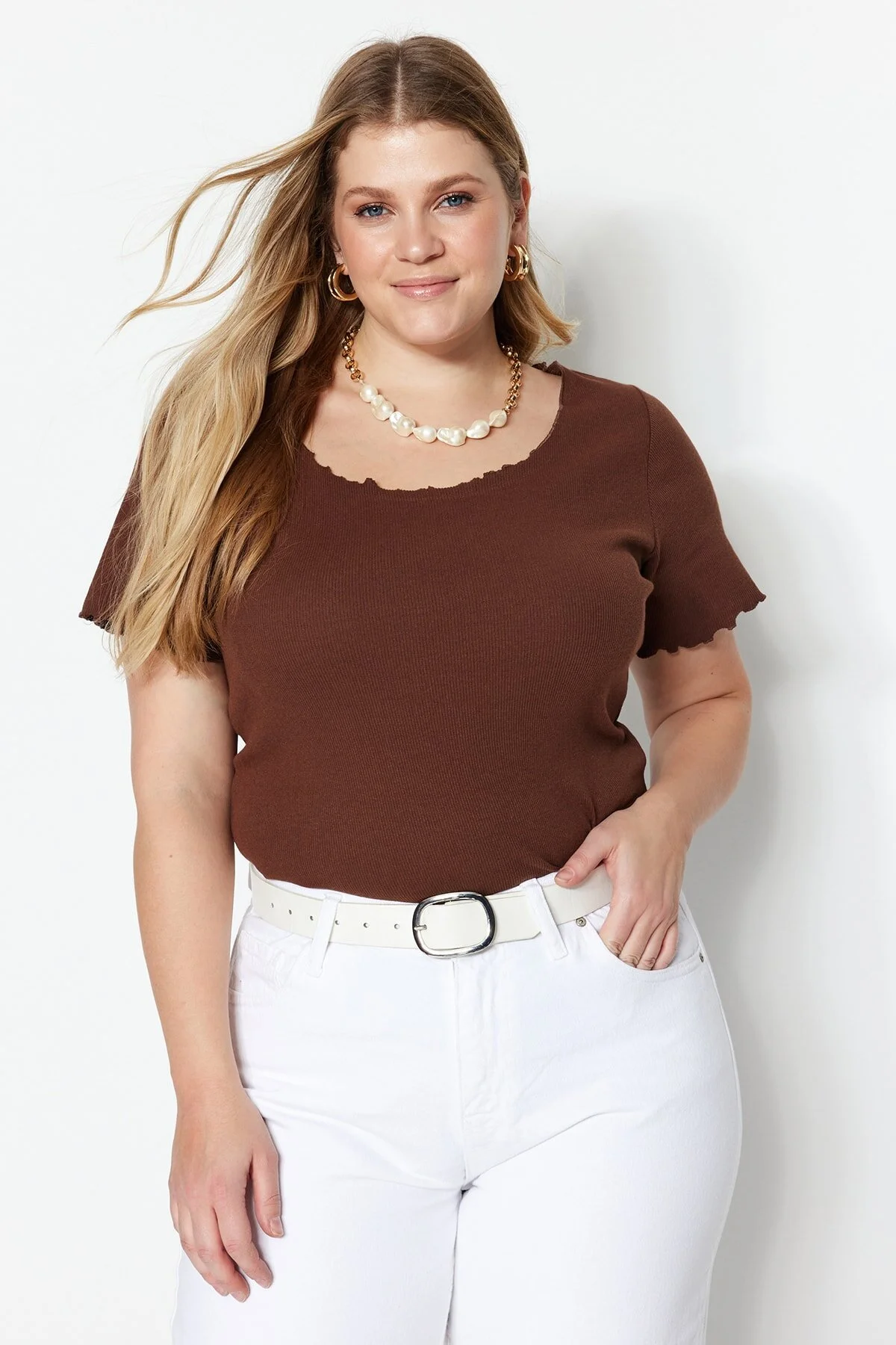 Bild von Trendyol Curve Braunes, Schnurgebundenes Strick-t-shirt Mit U-ausschnitt für Damen - 3XL