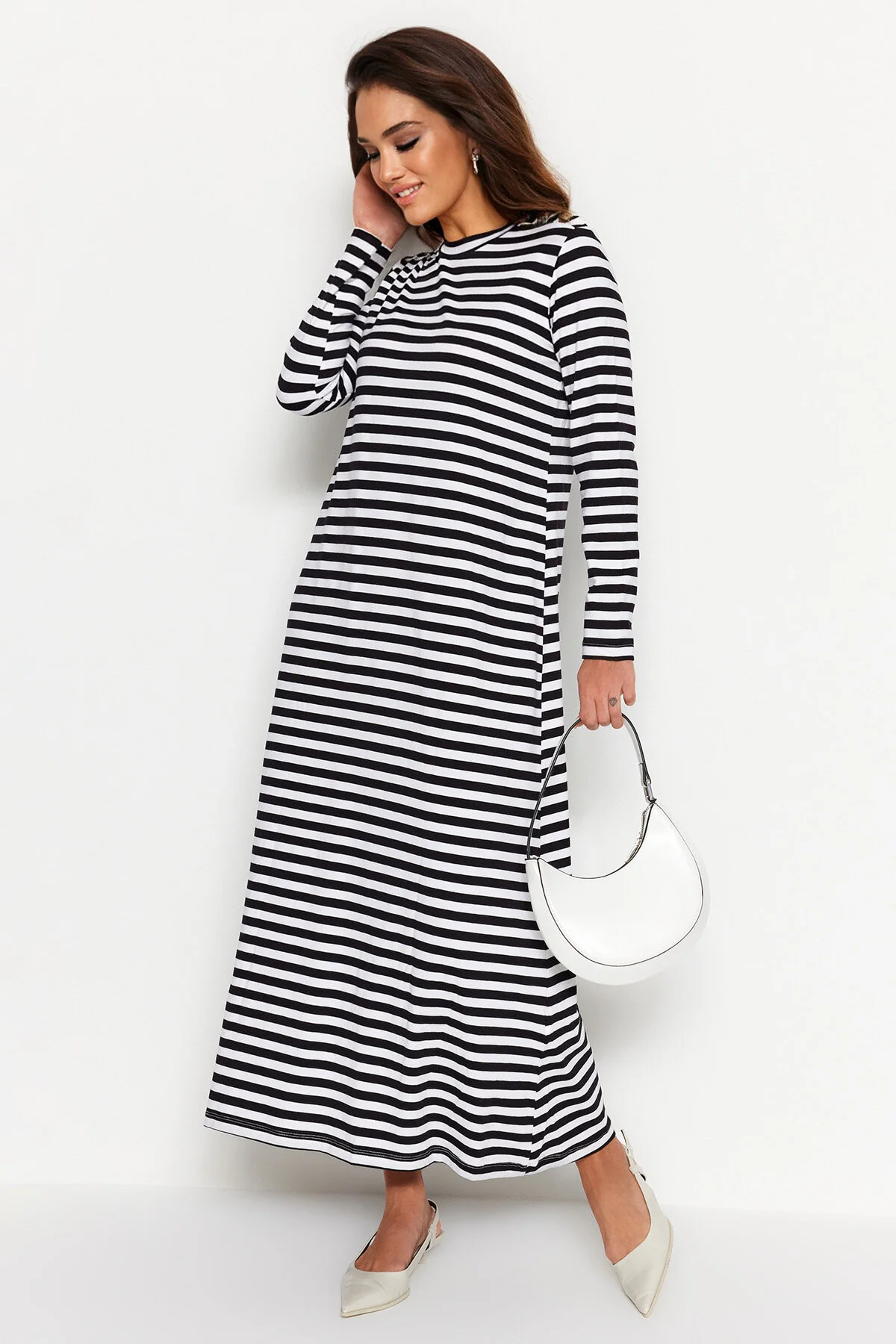 Bild von Trendyol Modest Schwarz-weiß Gestreiftes Kleid Mit Knopfdetail An Der Schulter - für Damen - XL